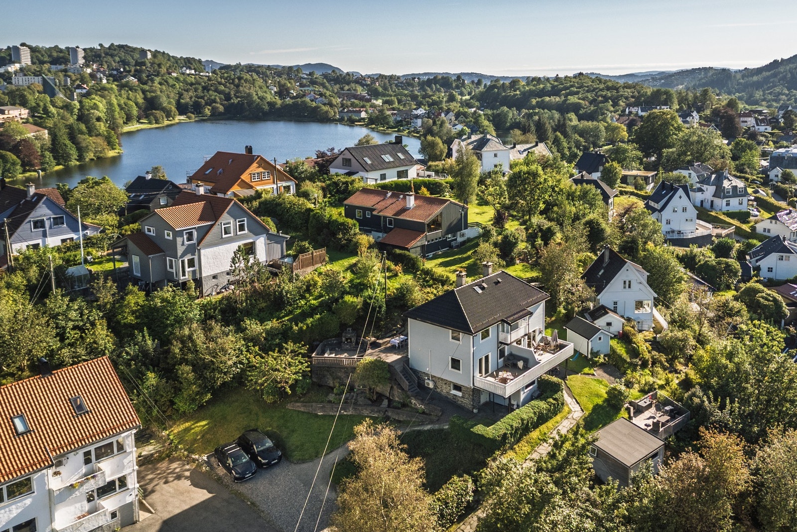 Her bor du svært fint til i et barnevennlig område med kort vei til alt du skulle trenge i en travel hverdag. Med nydelige uteområder, sentral beliggenhet og 3 etasjer til å boltre seg på, kommer du garantert til å trives her! Galleribilde