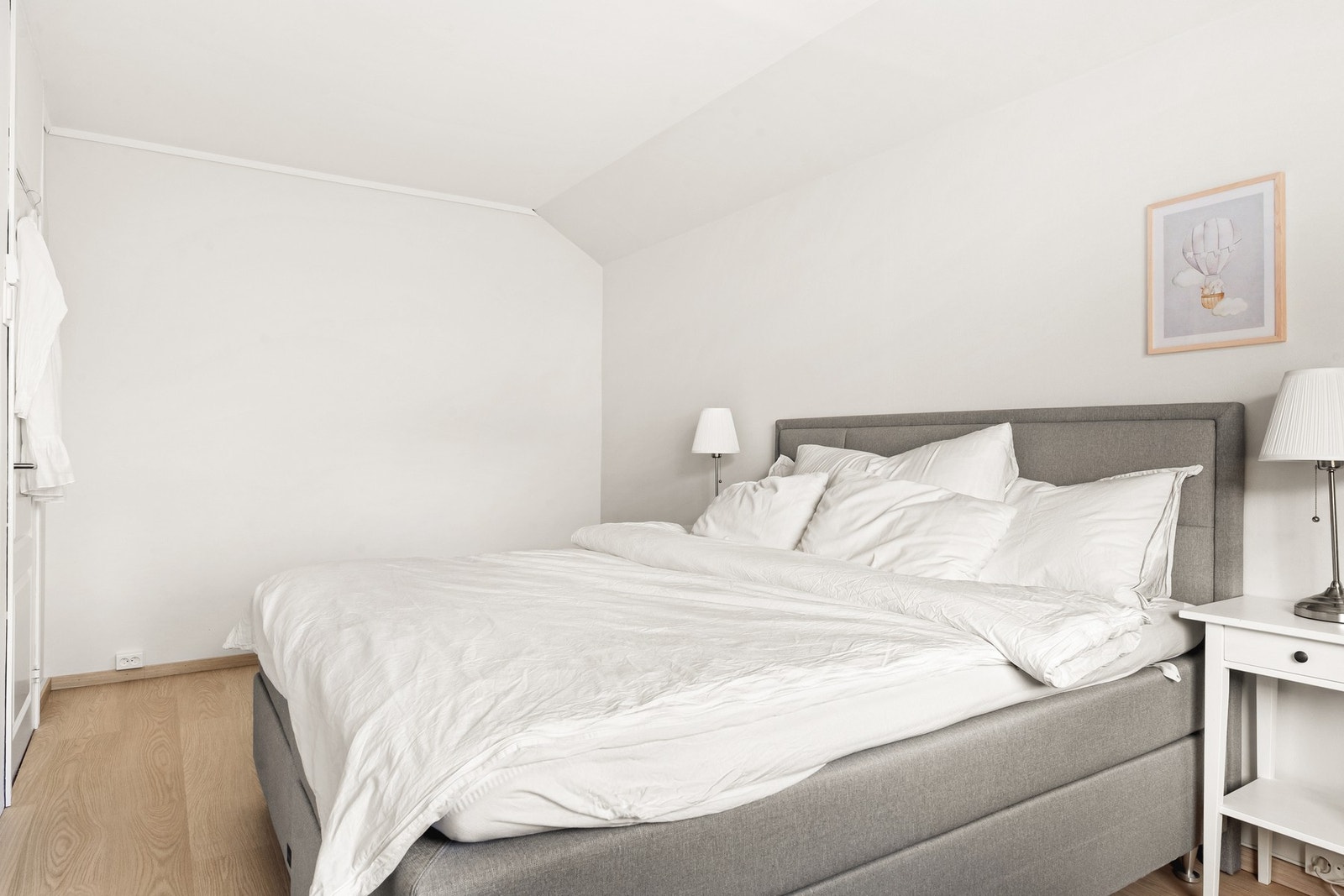 Alle rommene er malt lyse og har et naturlig godt lysinnslipp. Galleribilde