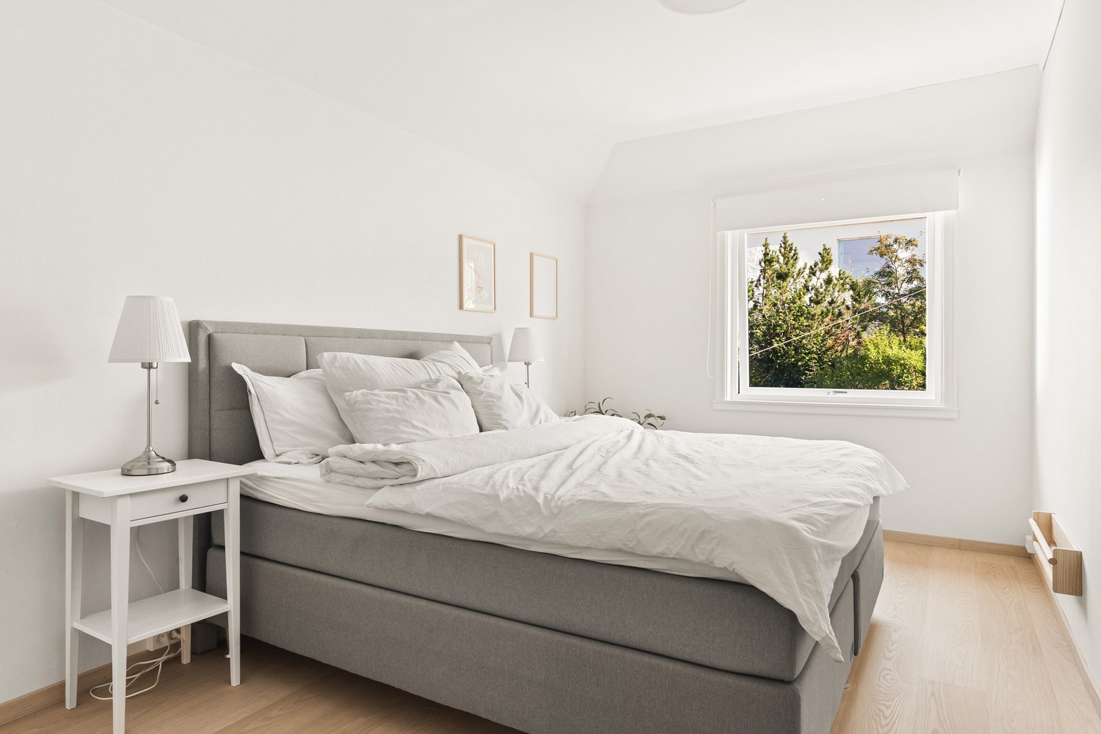 Hovedsoverommet er romslig med god plass til dobbeltseng, nattbord og garderobeløsning etter ønske. Galleribilde