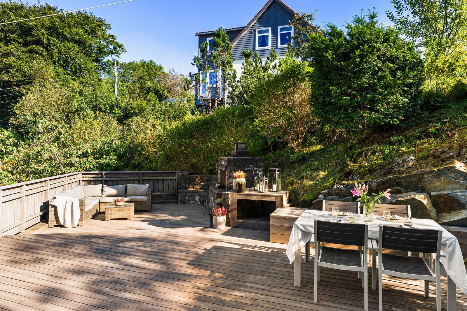 Det er mulig å møblere i forskjellige soner og det er nok av plass til å invitere over venner og familie for hyggelige kvelder. Galleribilde