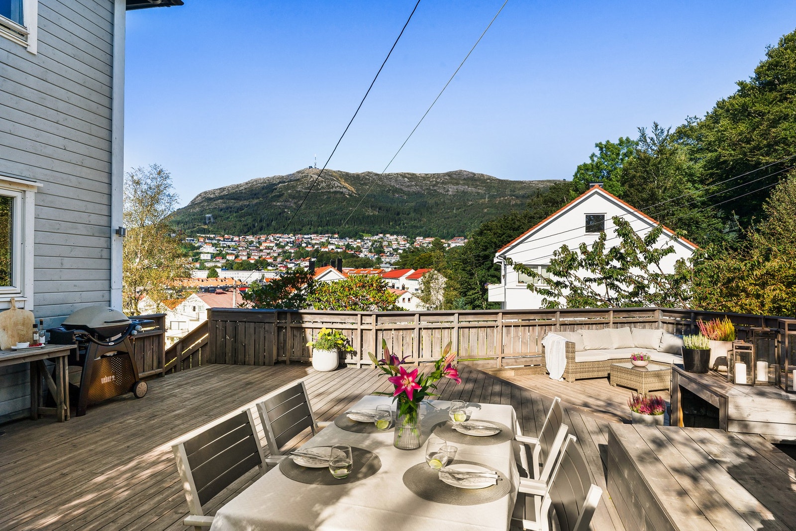 Her kan du nyte solen fra den store terrassen bak huset og la ungene løpe fritt rundt. Galleribilde