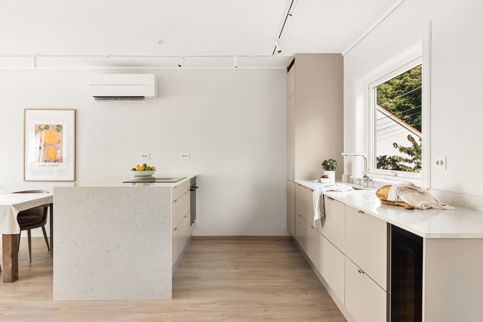 Rommet kan virkelig sies å være utnyttet til det fulle, med svært god skap- og benkeplass. Her vil definitivt hobbykokken trives! Galleribilde