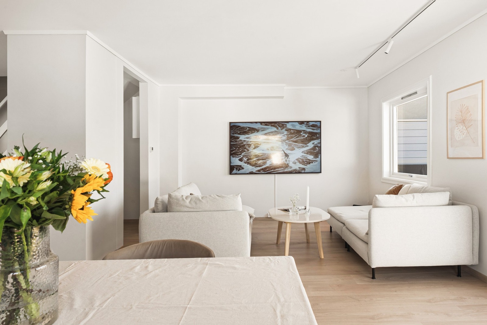 Dette er virkelig et fantastisk rom å oppholde seg i med sine store vindusflater, lyse overflater og ikke minst en svært funksjonell planløsning. Galleribilde