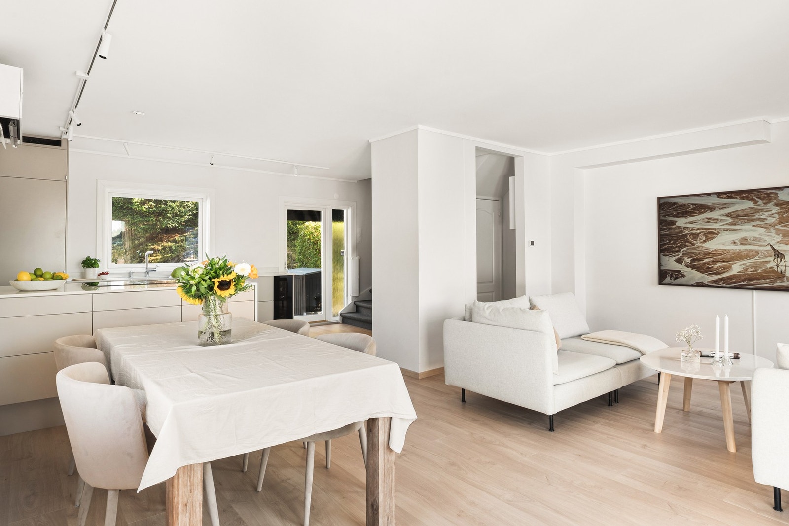 Luft til luft varmepumpen kombinert med varmekablene i etasjen, gjør at du til enhver tid har en god og behagelig temperatur i boligen. Galleribilde