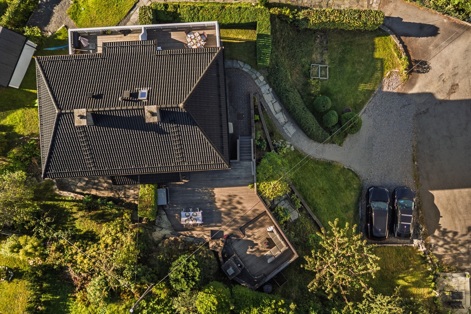 Utenfor boligen finner vi noen fantastiske uteområder. Galleribilde