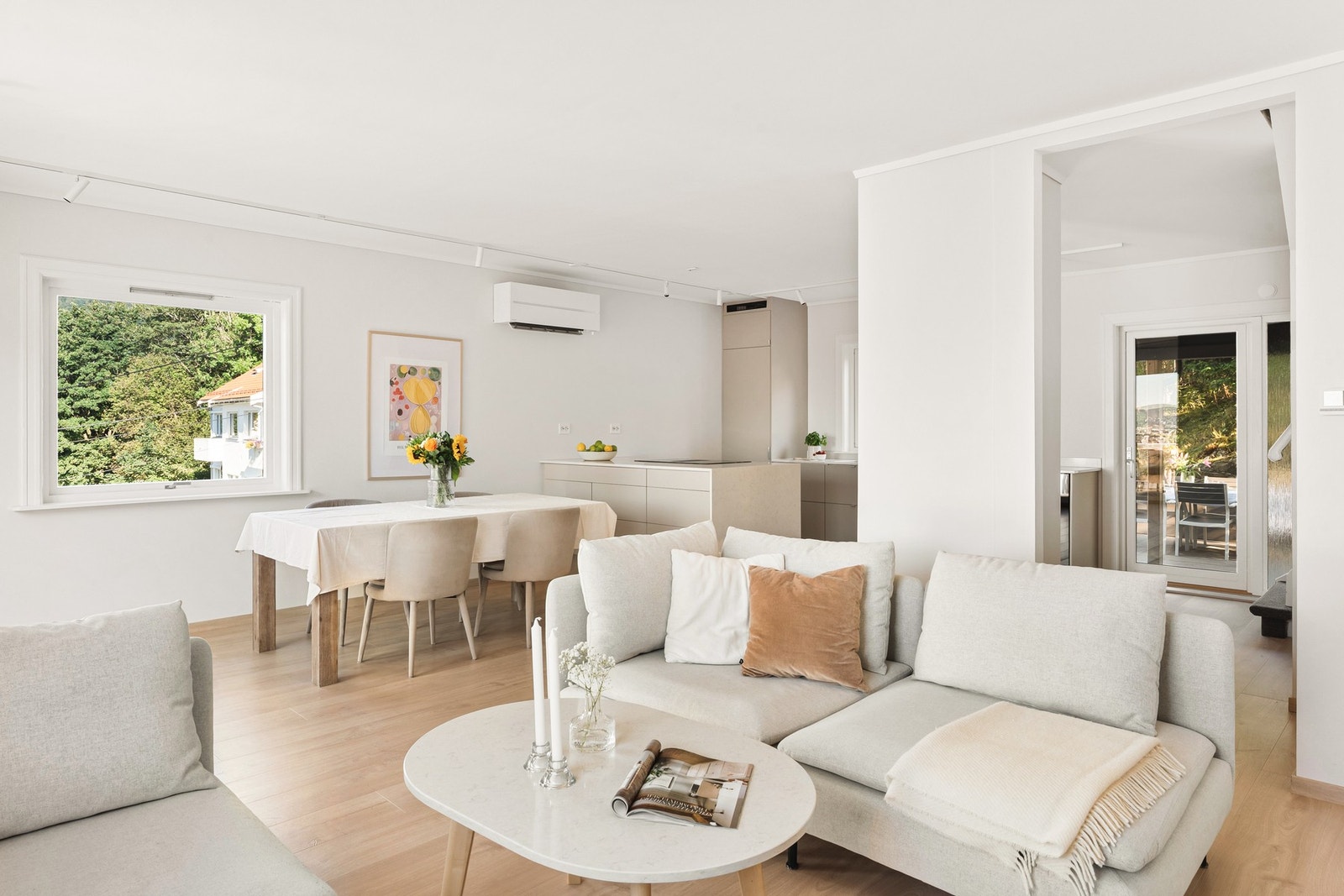 Her har du god plass til stort spisebord i tillegg til sofahjørne i en egen del av rommet. Galleribilde