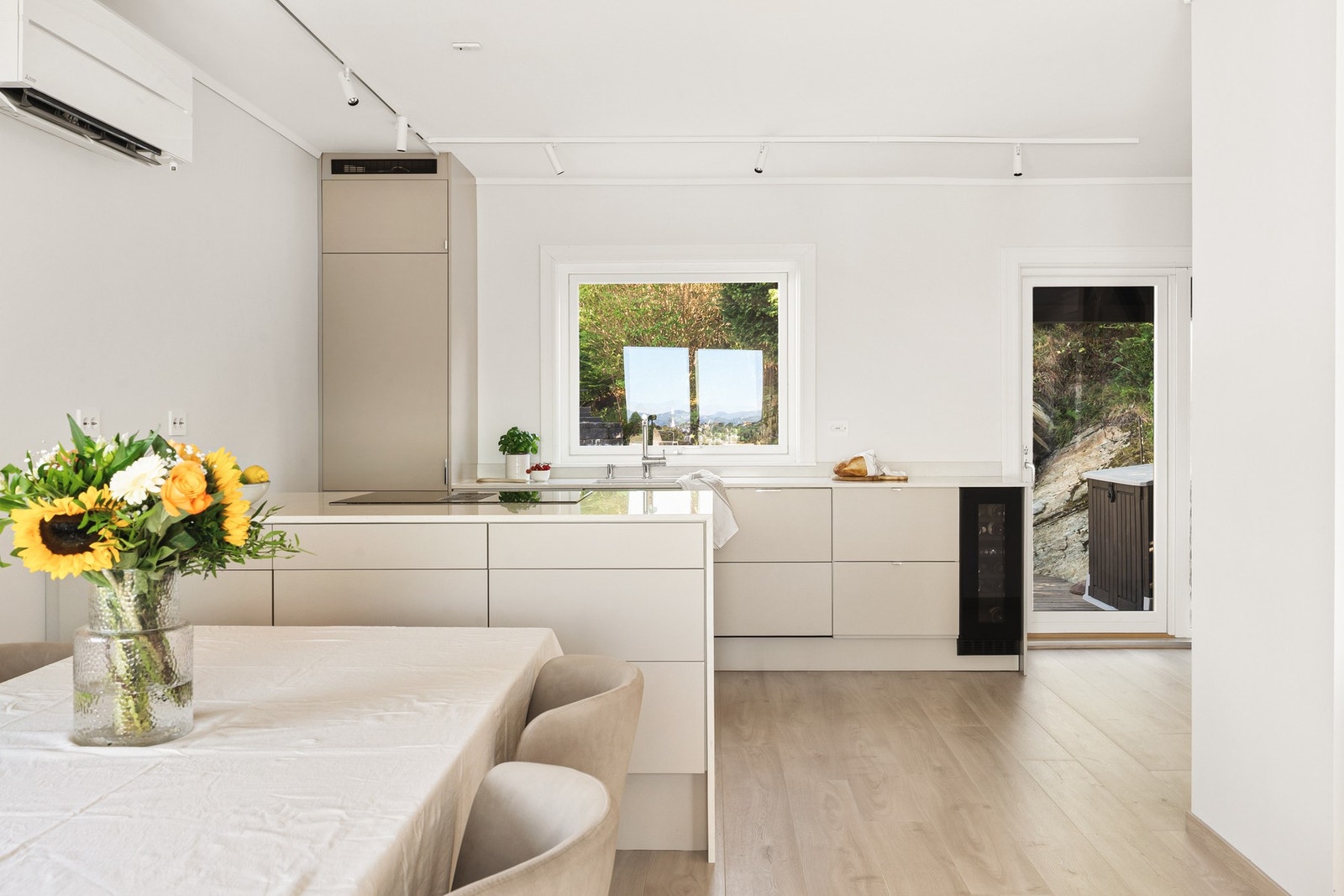 Kjøkkenet ligger i en åpen løsning og praktisk plassert i rommet Galleribilde