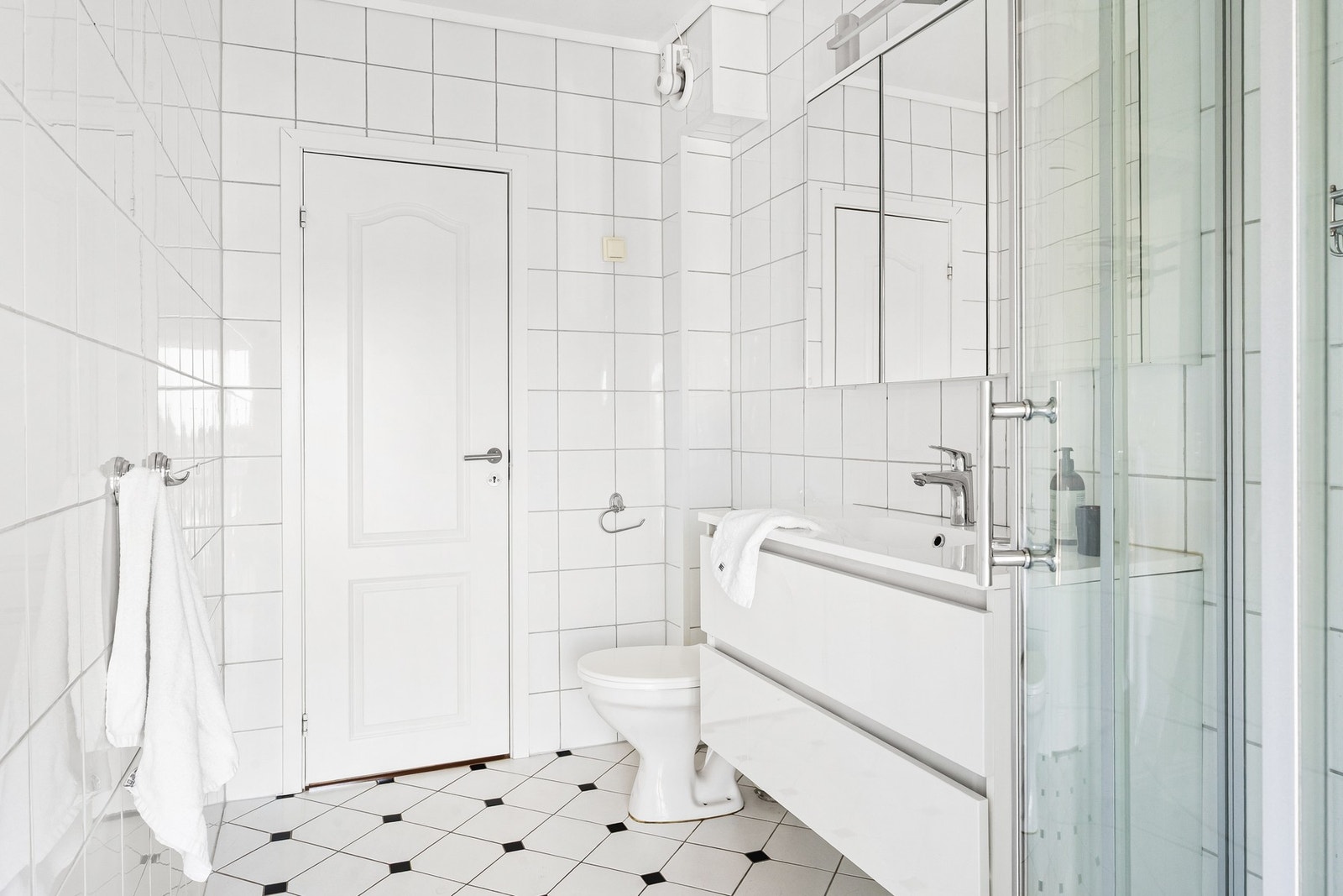 Det er innredet med dusjkabinett, toalett og baderomsinnredning. Galleribilde