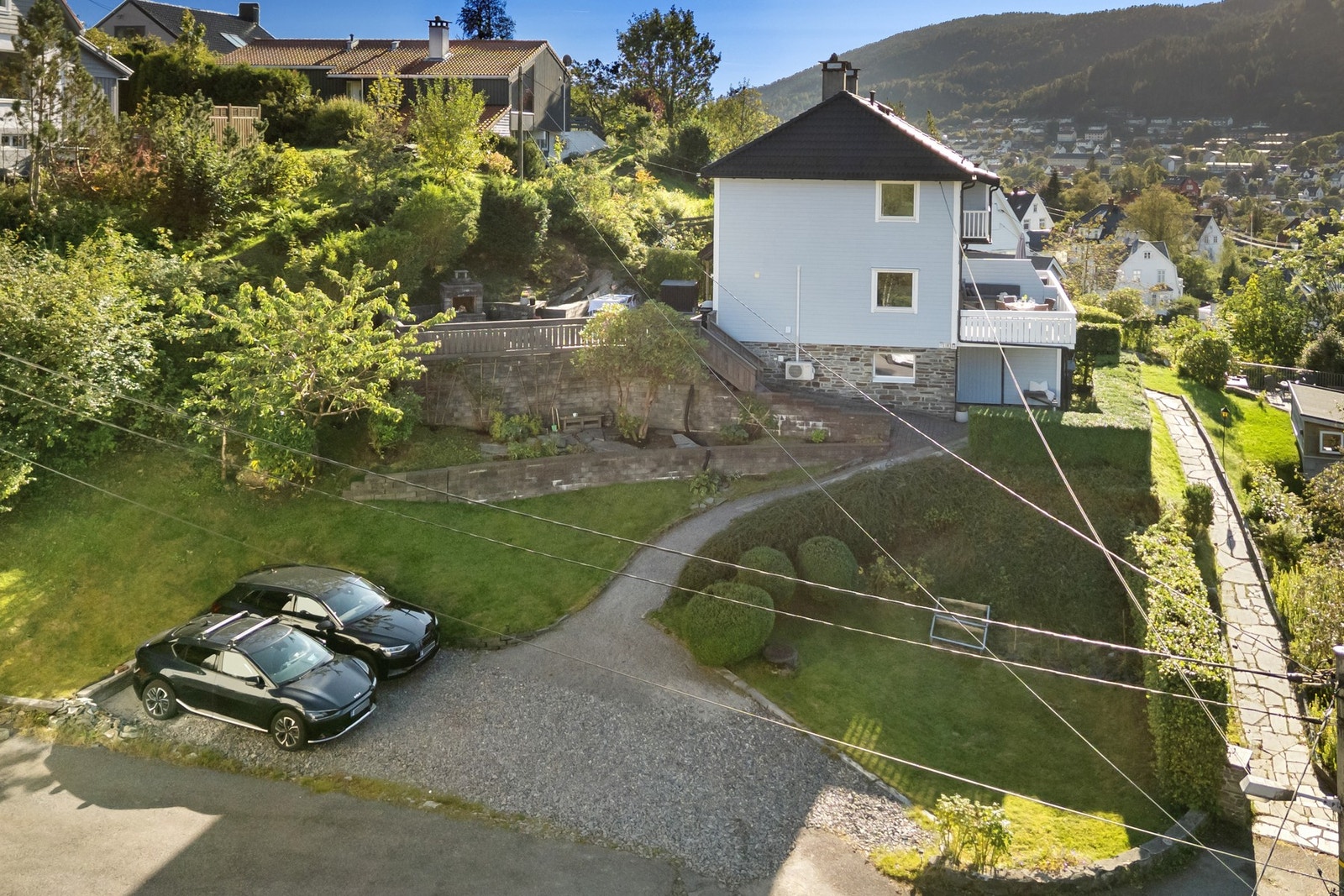 God plass til parkering på eiendommens tomt. Galleribilde