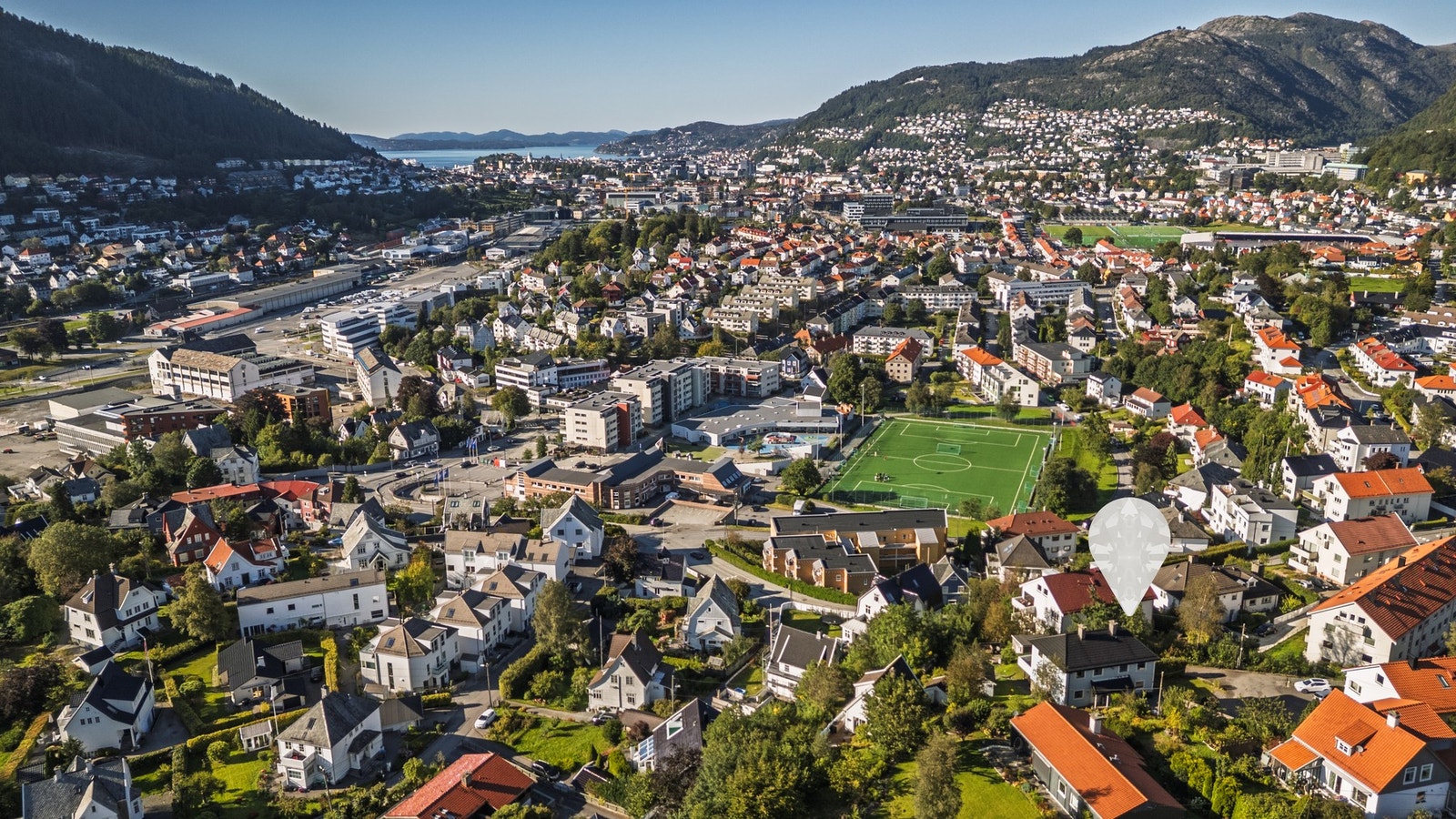 Boligen ligger svært sentralt med kort vei til alt en trenger i en travel hverdag. Galleribilde