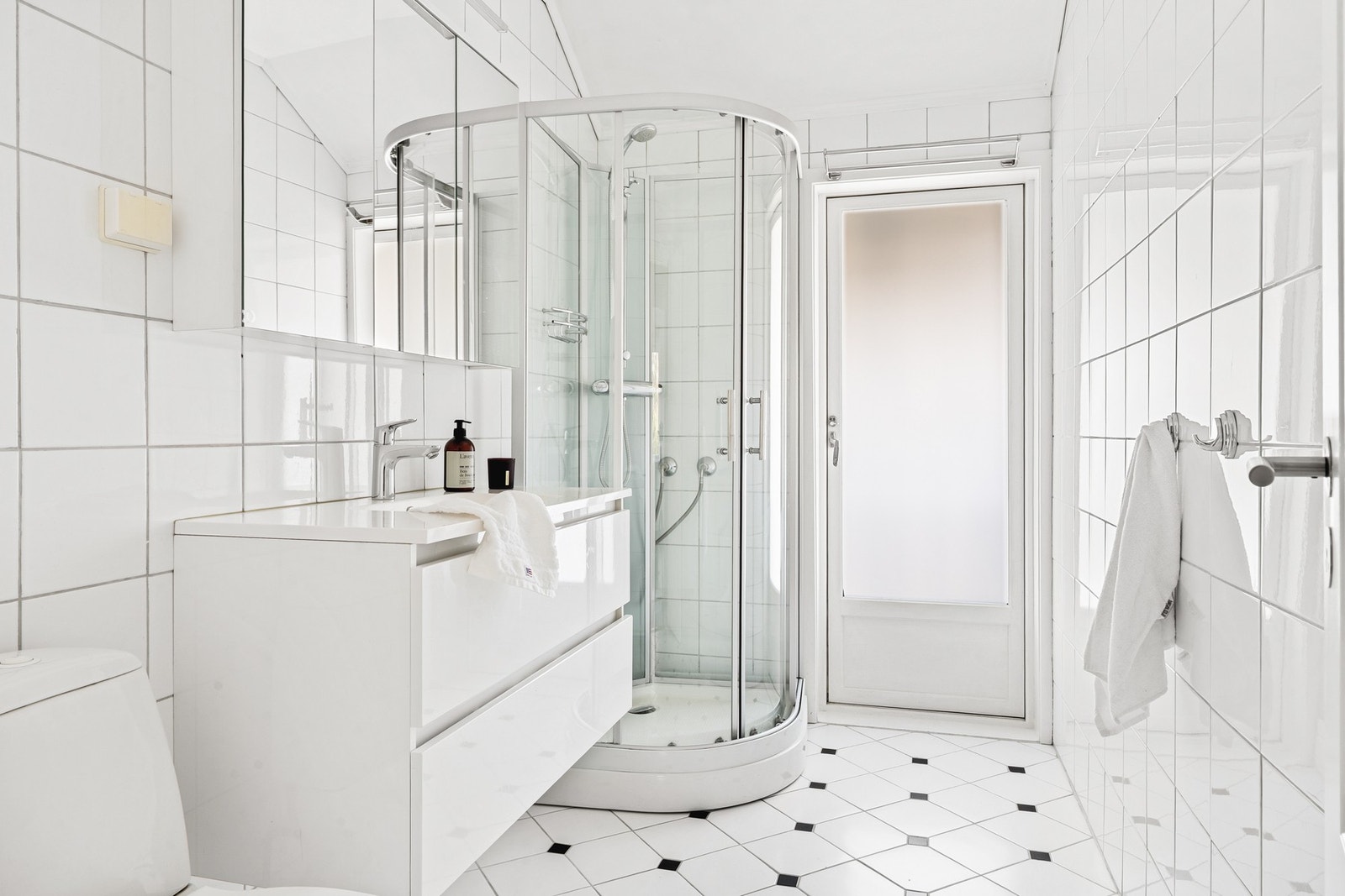 Badet i 2.etasje er helfliset med varmekabler i gulv og en slett malt himling. Galleribilde