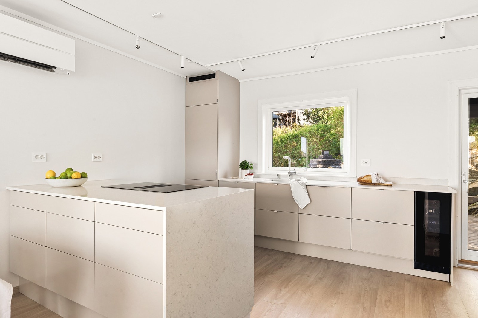 Kjøkkenet er fra kvalitetsmerket Epoq og består av slette fronter og en benkeplate i stein med underlimt vask av stål. Galleribilde