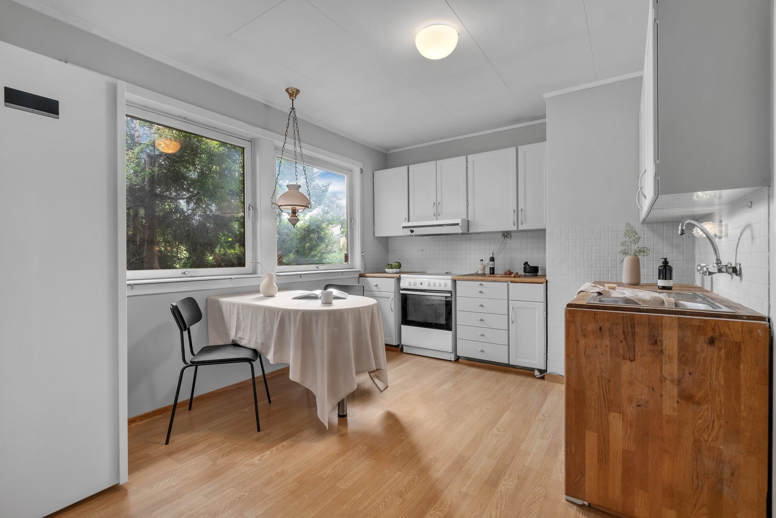 Praktisk kjøkken lyse farger, god plass til spisemøblement Galleribilde