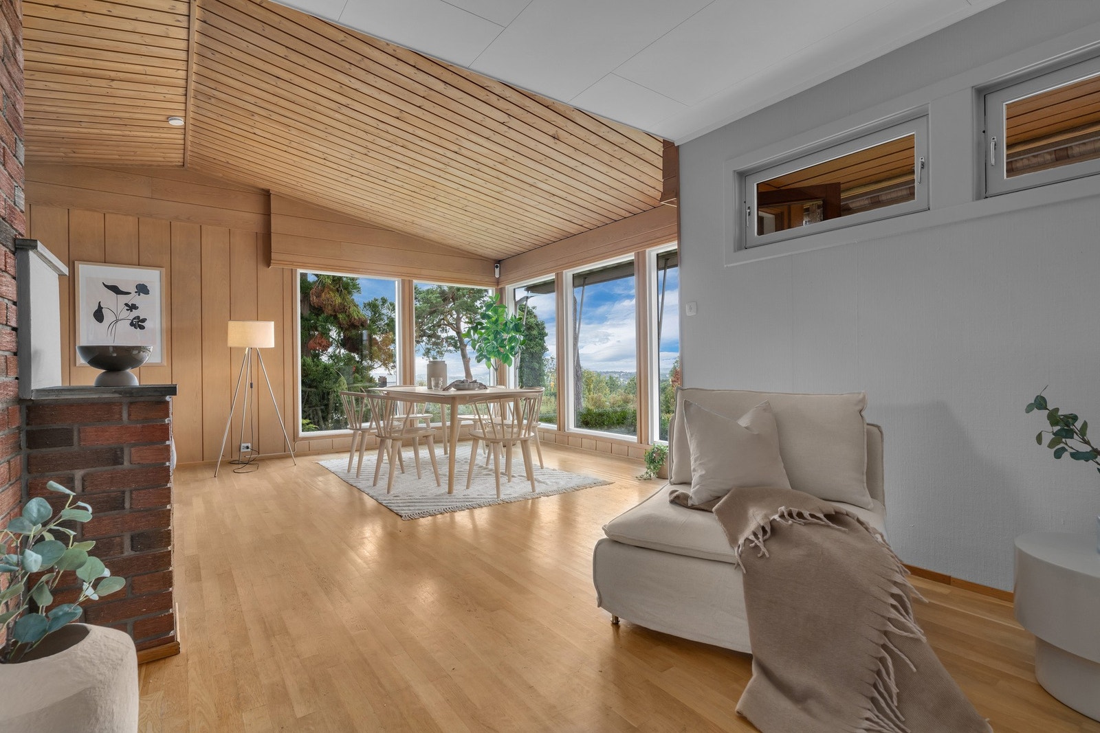 Stue med luftig preg og naturlig lysinnslipp Galleribilde