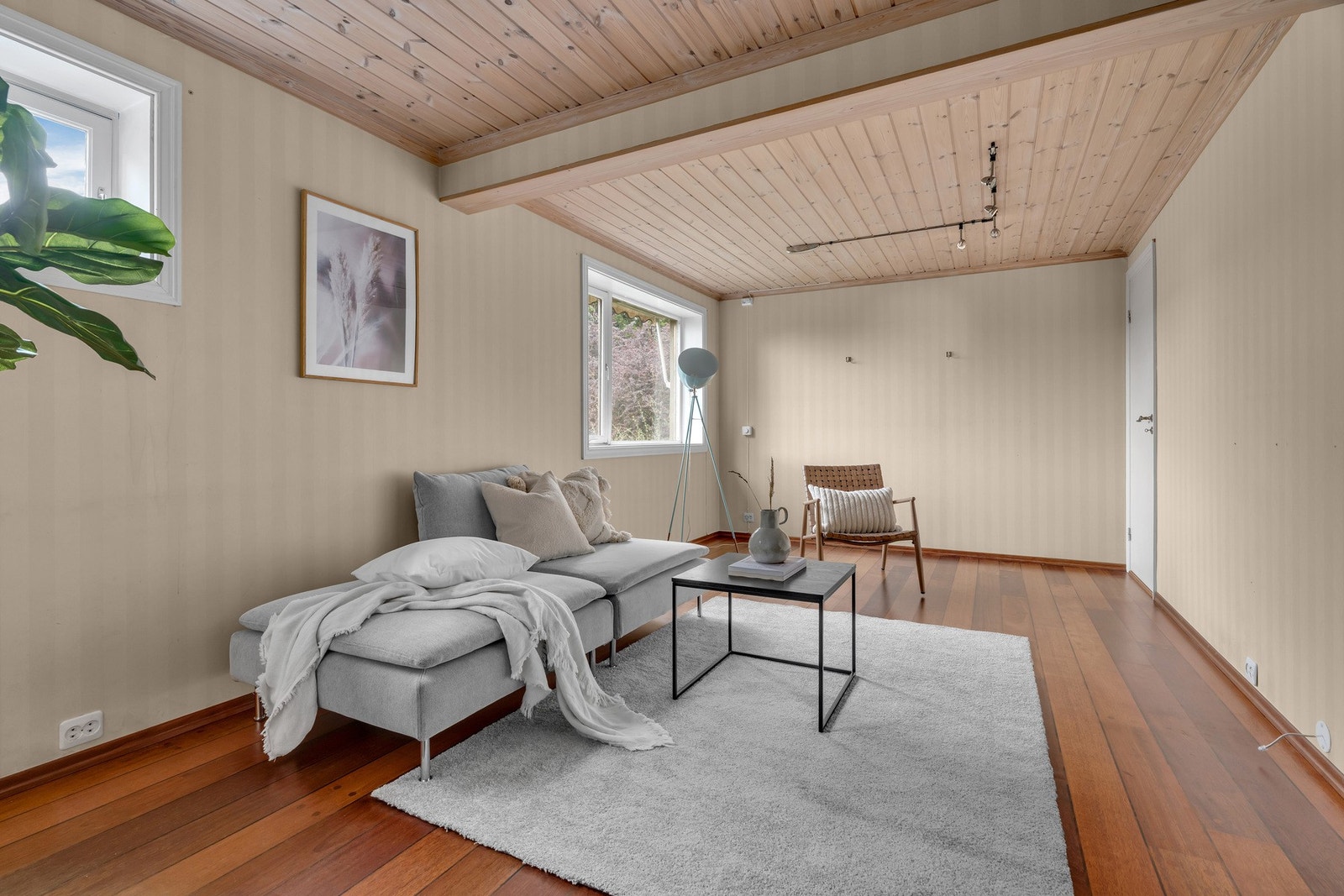 Boligen opprinnelig ble bygget med godkjent hybel i underetasje. Denne er omgjort til kjellerstue Galleribilde