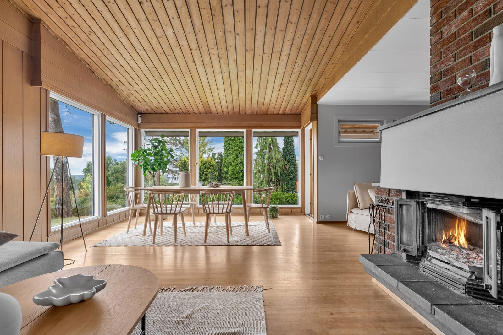 Stuen har god plass til flere sosiale soner Galleribilde