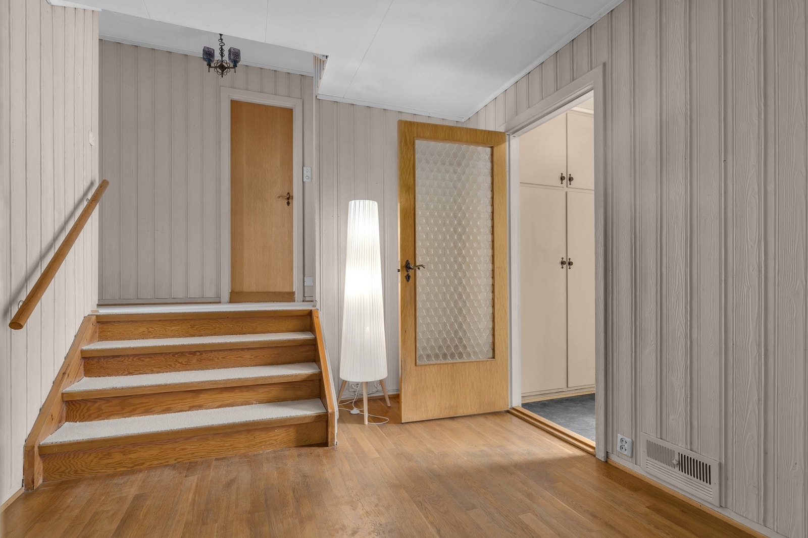 Melllomgang til trapp til mellomnivå sove- og baderom Galleribilde