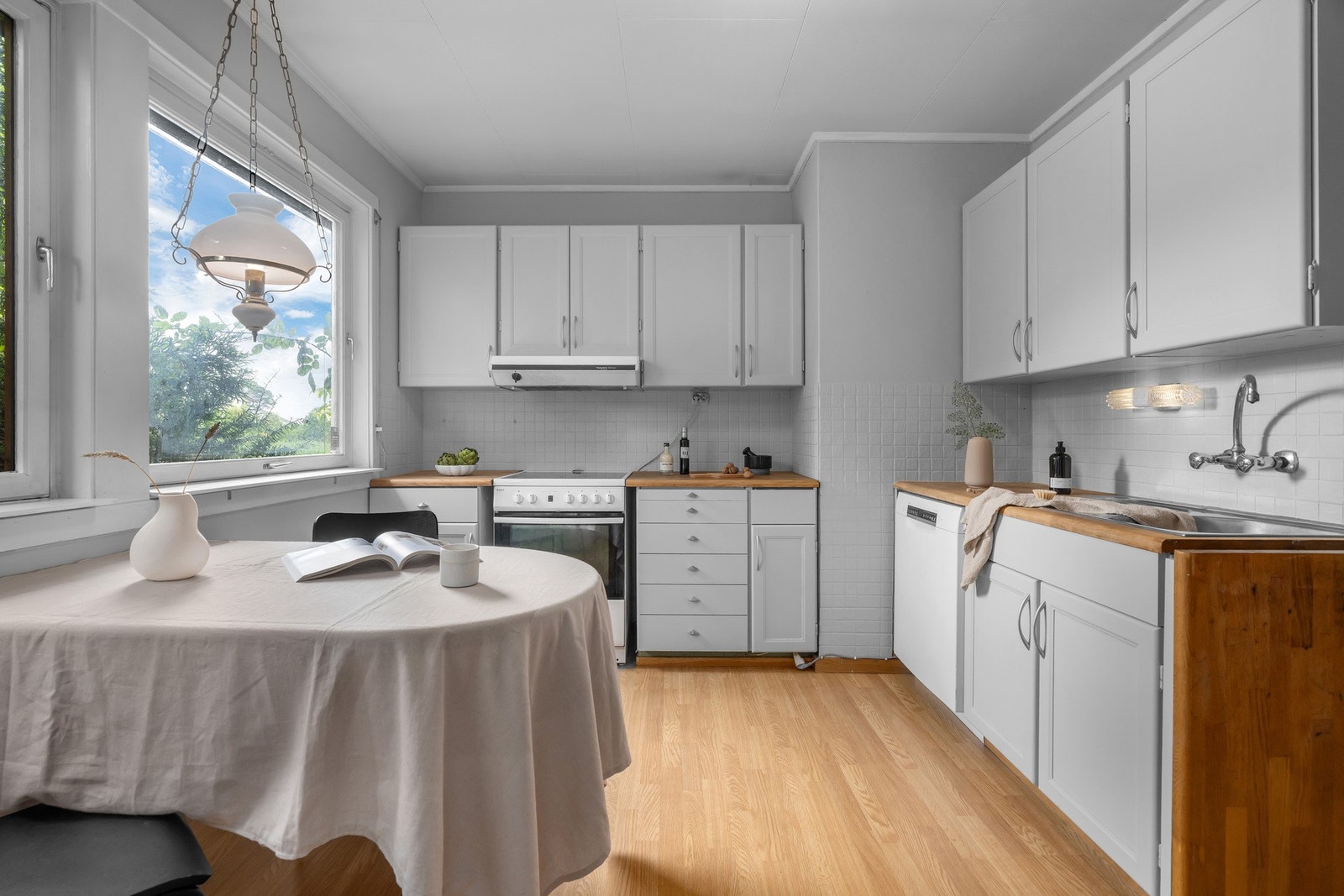 Hyggelig og praktisk kjøkken med spiseplass Galleribilde