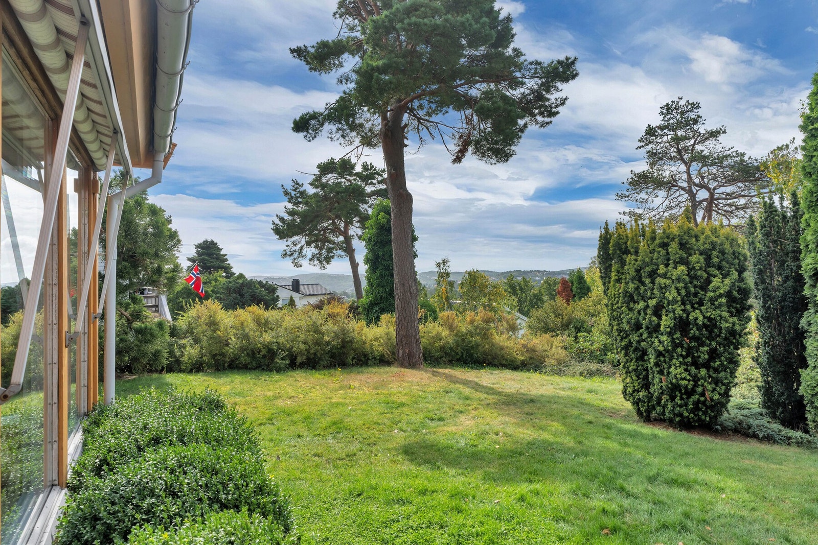 Gode sol- og utsiktsforhold fra eiendommen, flott opparbeidet og sosial hage Galleribilde