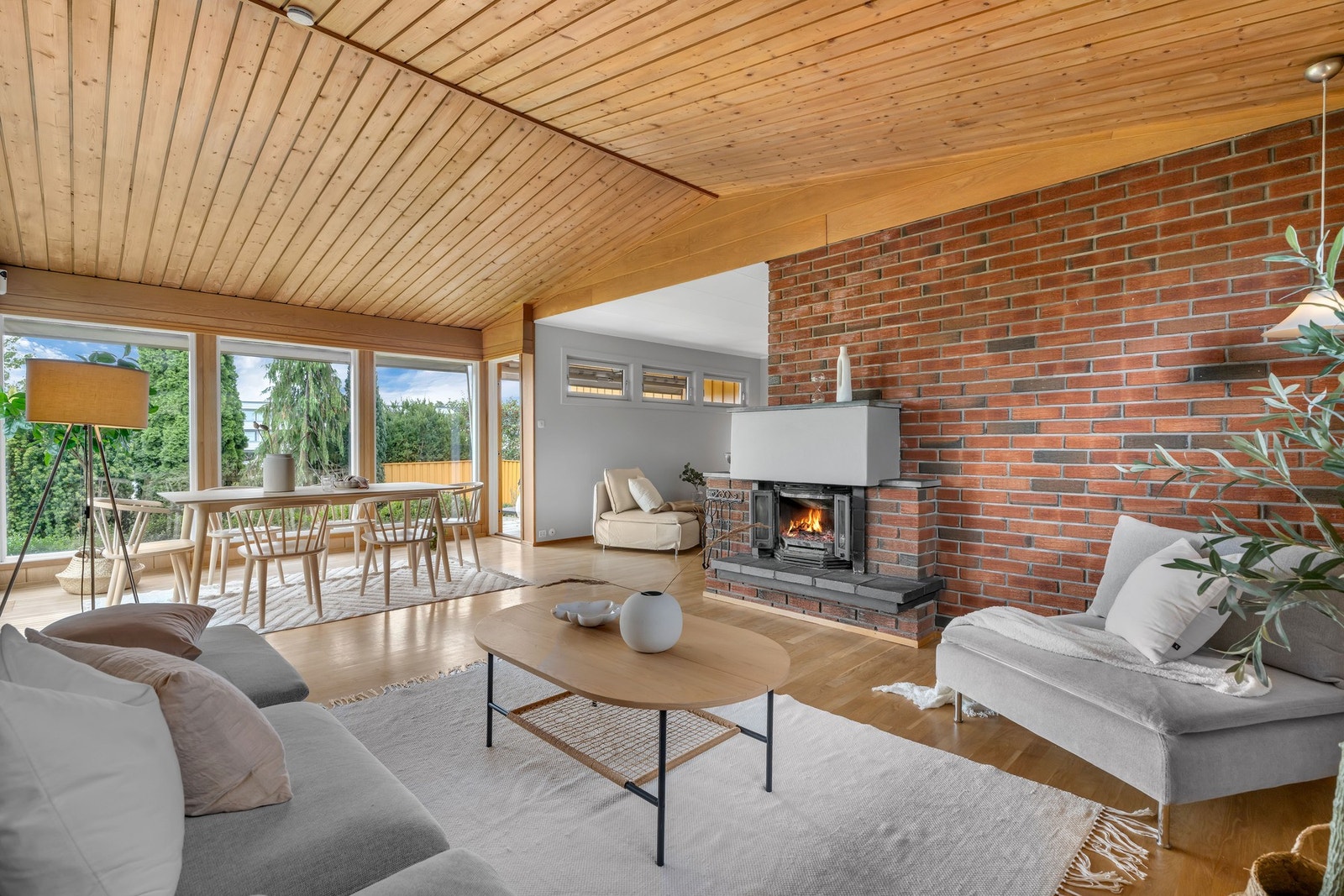 Hyggelig sofagruppe vender mot spisetueløsning Galleribilde