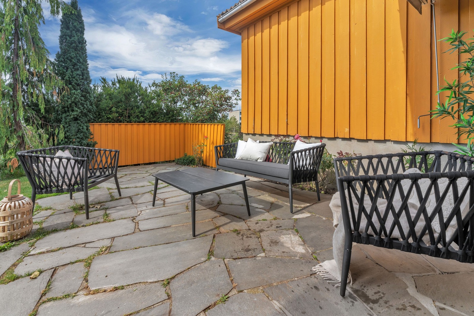 Lun og deilig uteplass i skjermede omgivelser Galleribilde