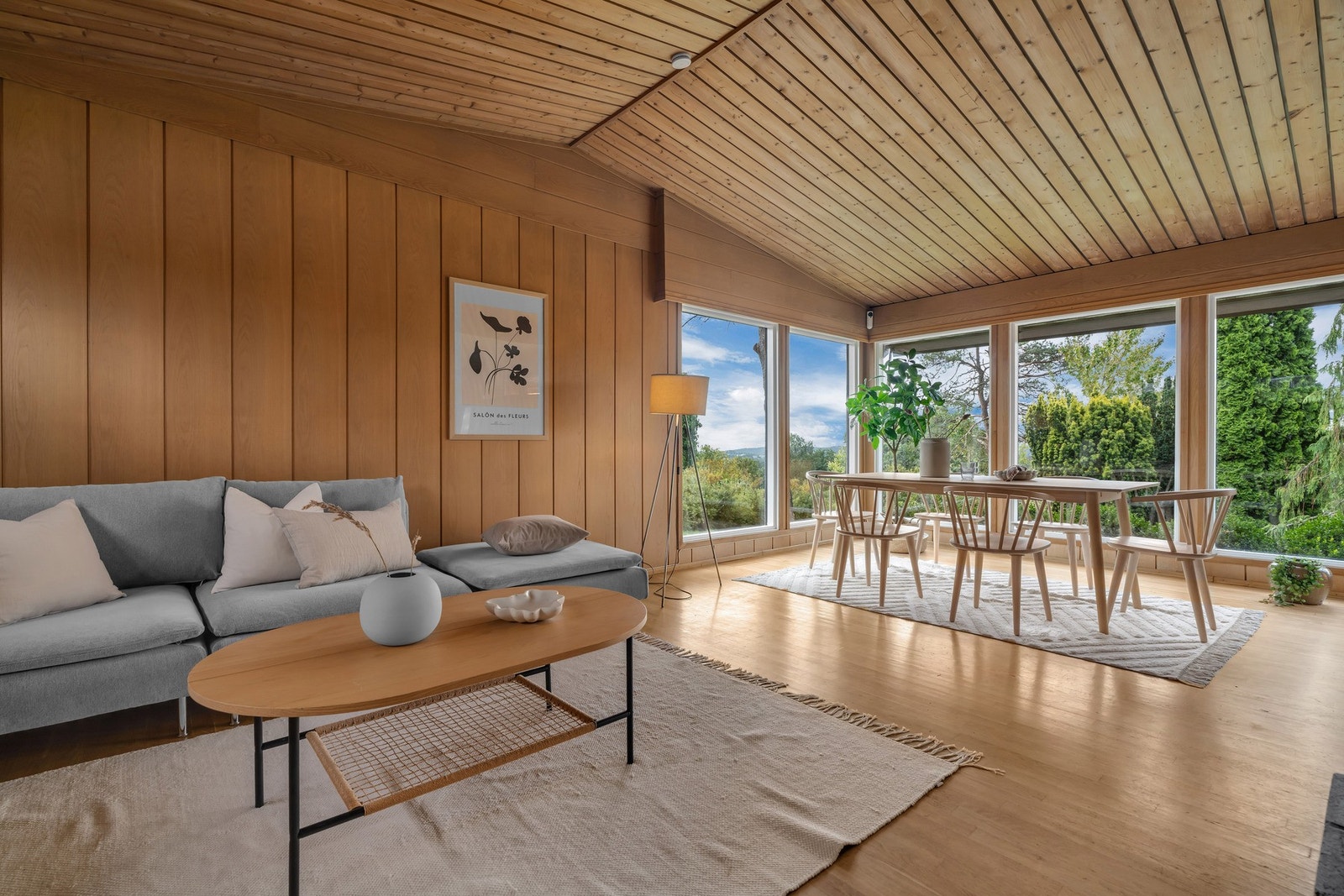 Stue med naturlig lys og grønne omgivelser Galleribilde