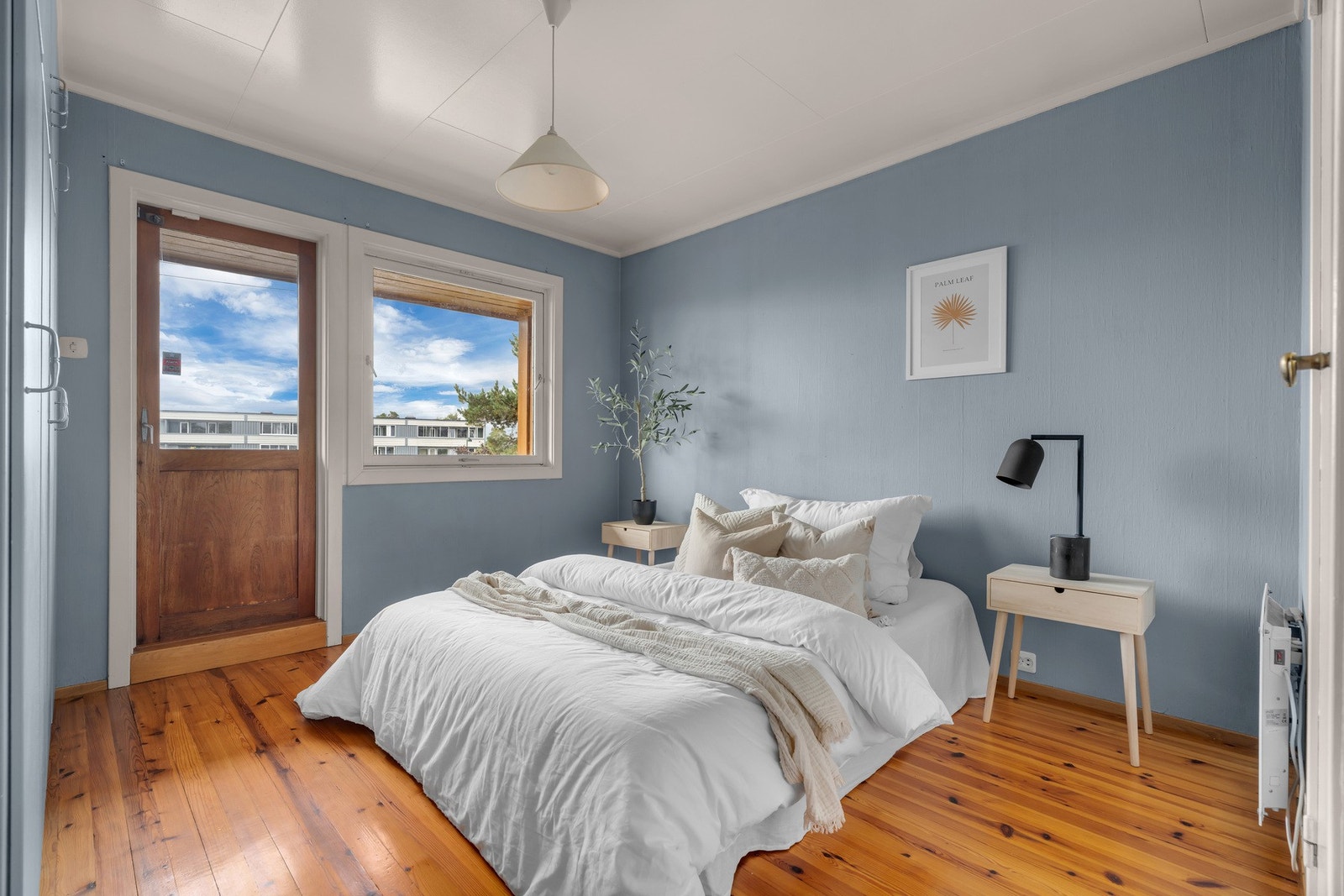 Hovedsoverom, naturlig lysinnslipp og god romfølelse - utgang til altan Galleribilde