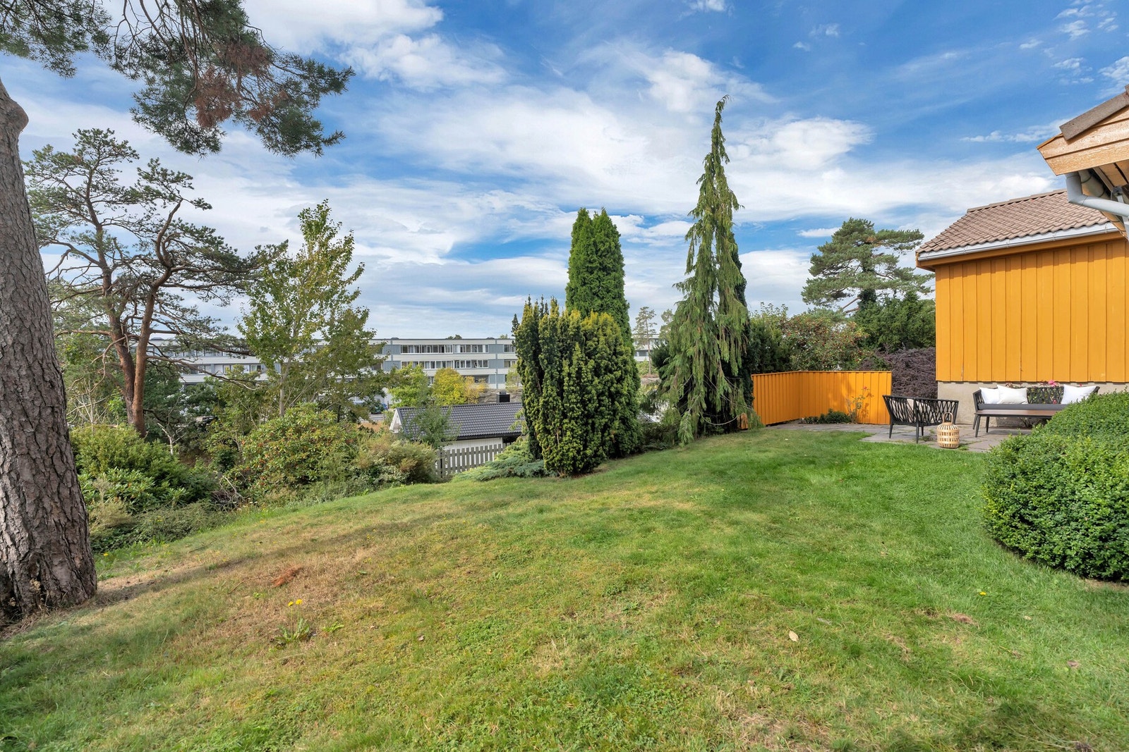 Solrik hage med god plass til hygge, lek og opphold Galleribilde