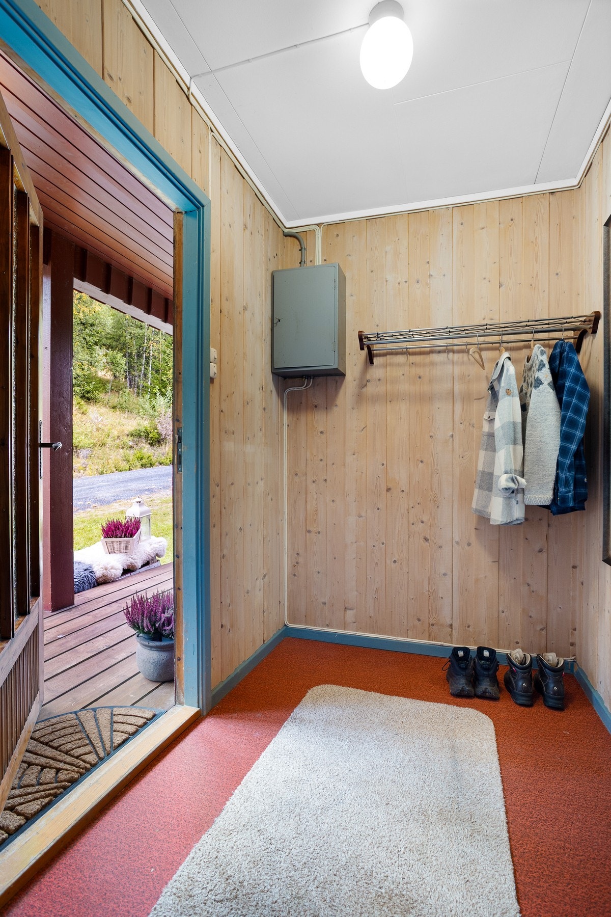 Entréen er romslig med god plass til å henge fra seg yttertøy Galleribilde