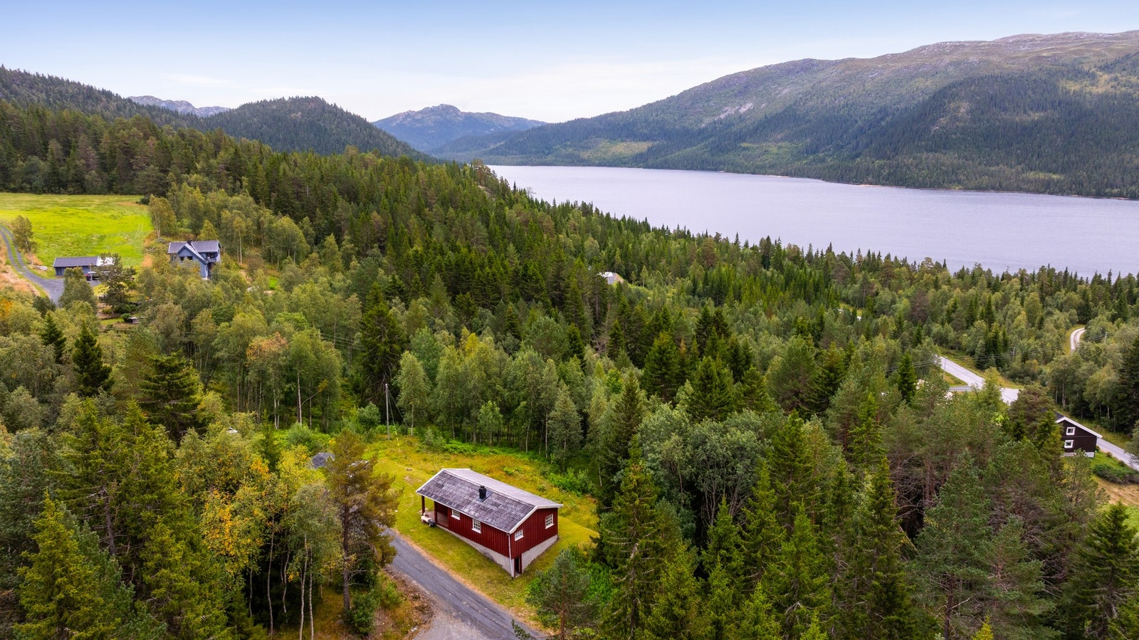 Fra hytta er det kort vei til flotte turområder, fiskevann, badestrand, preparerte skiløyper og alpinsenter! Galleribilde