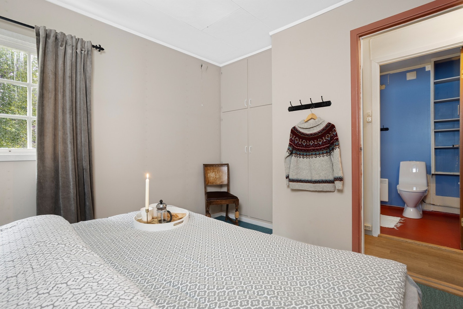 Hovedsoverom - Praktisk garderobenisje med innebygde skap Galleribilde