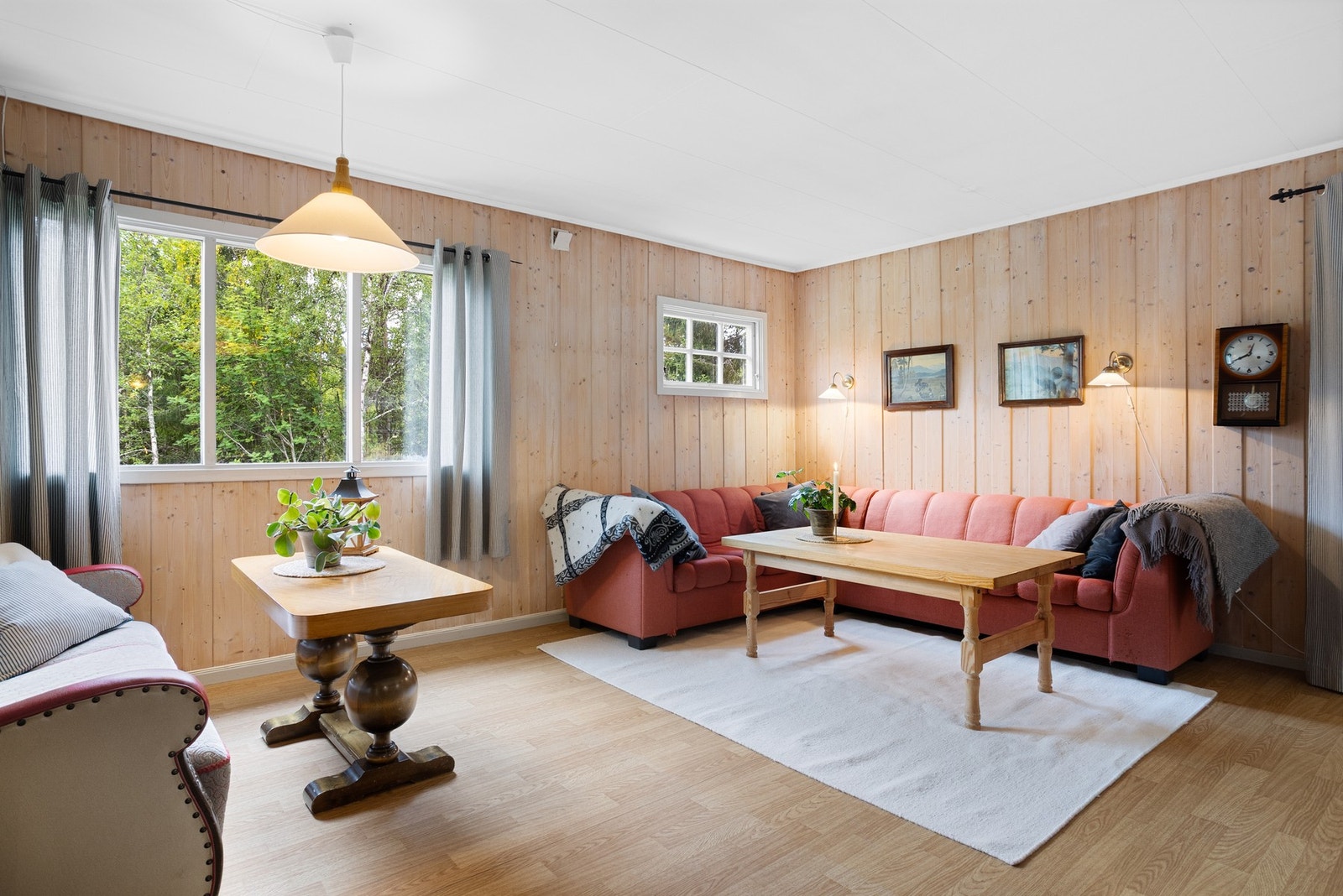 Trivelig stue med lune materialvalg og ingen innsyn fra naboer Galleribilde