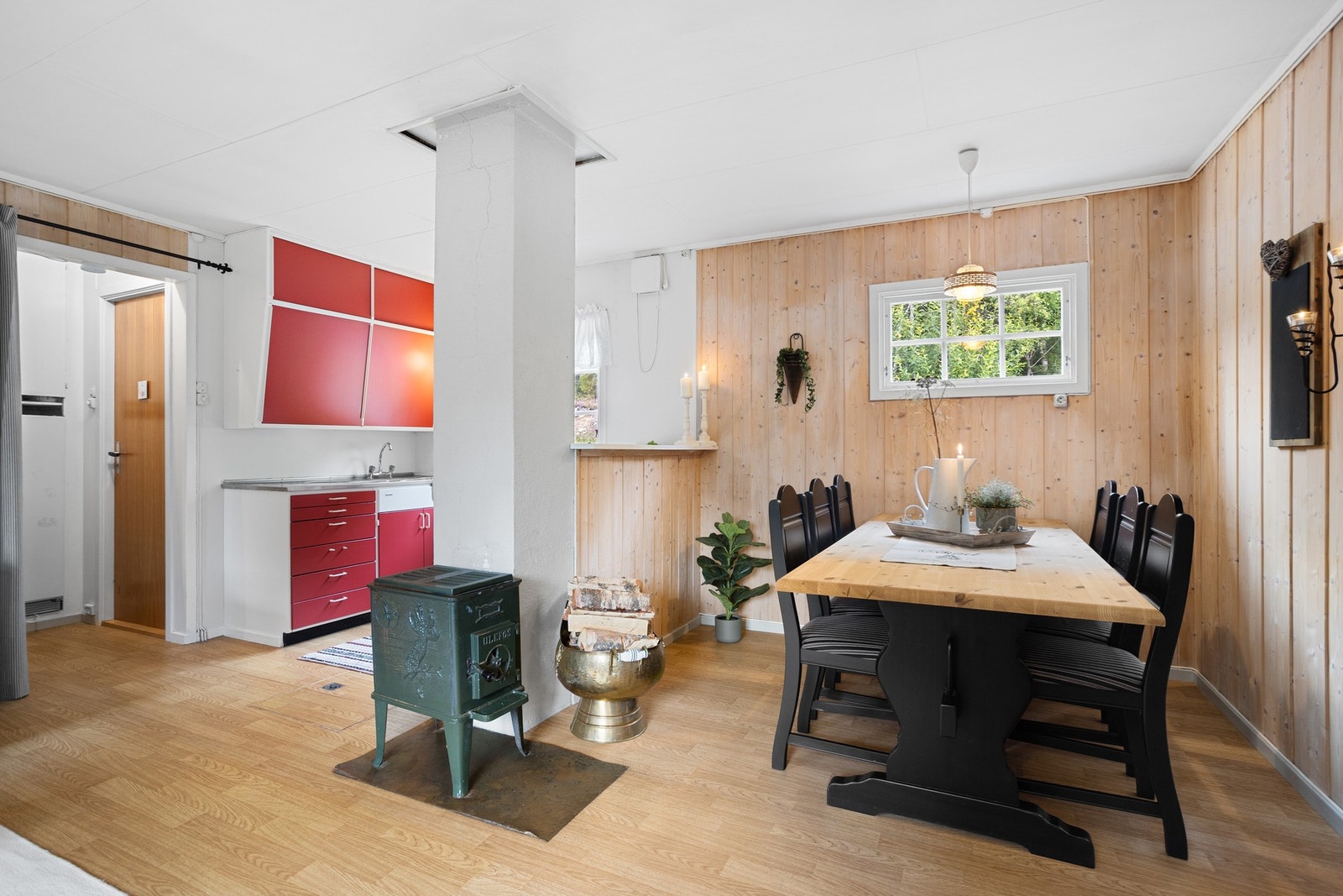 Kjøkkeninnredningen har glatte fronter og benkeplate i laminat. Kjøleskap og komfyr og servant Galleribilde