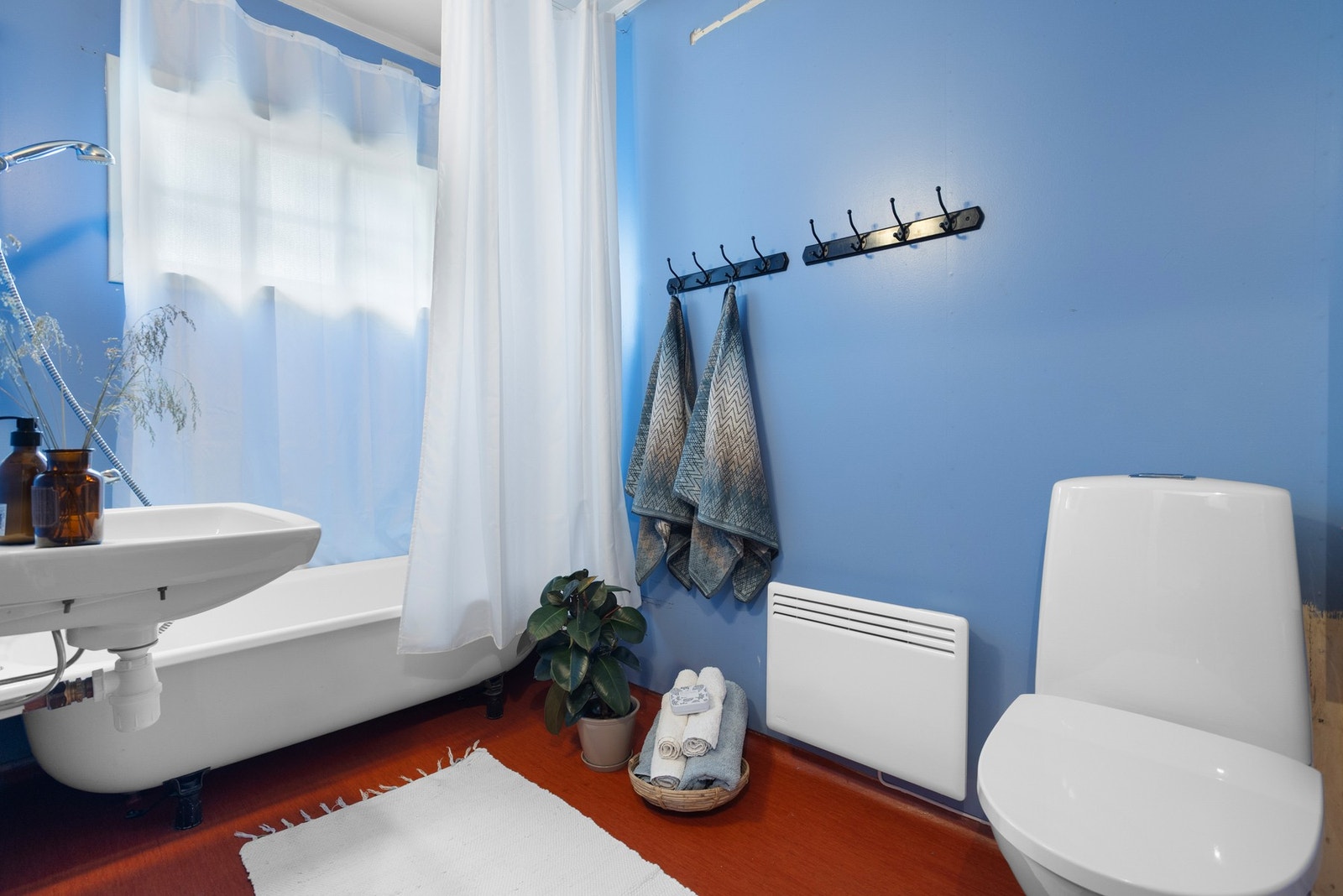 Bad med toalett, badekar/dusj, servant og speil Galleribilde