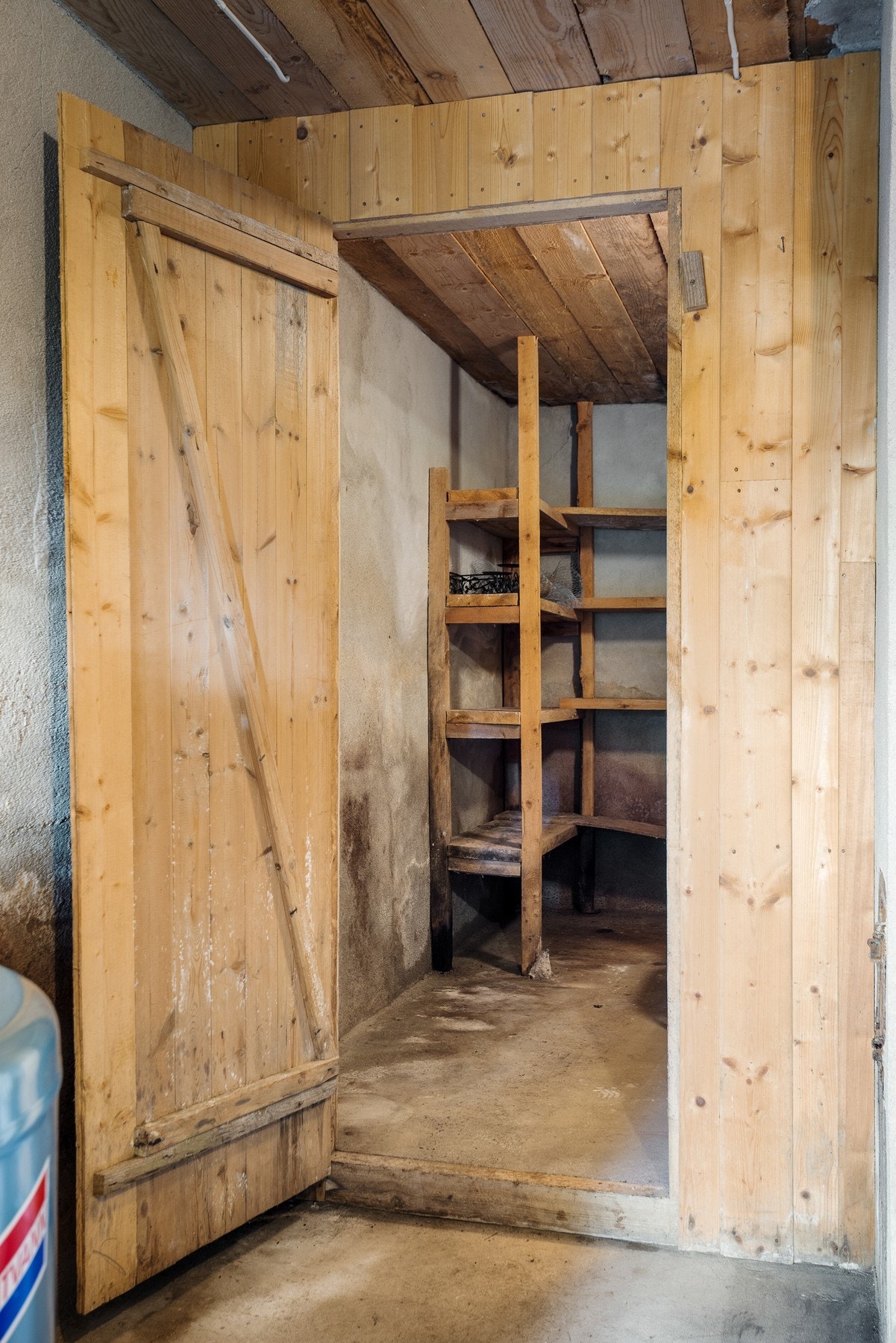 Kjeller har ytterligere lagringsplass til ski og utstyr. God takhøyde og tilkomst utenfra Galleribilde