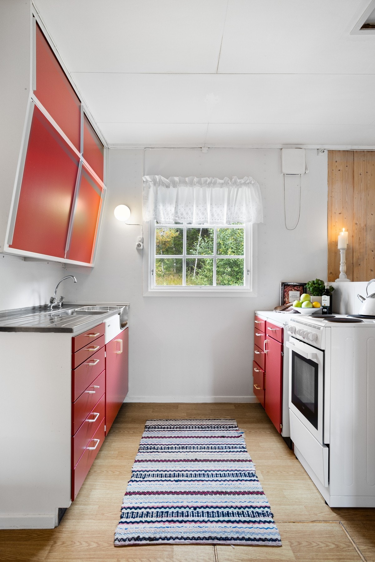 Trivelig kjøkken i åpen løsning mot spisestue Galleribilde