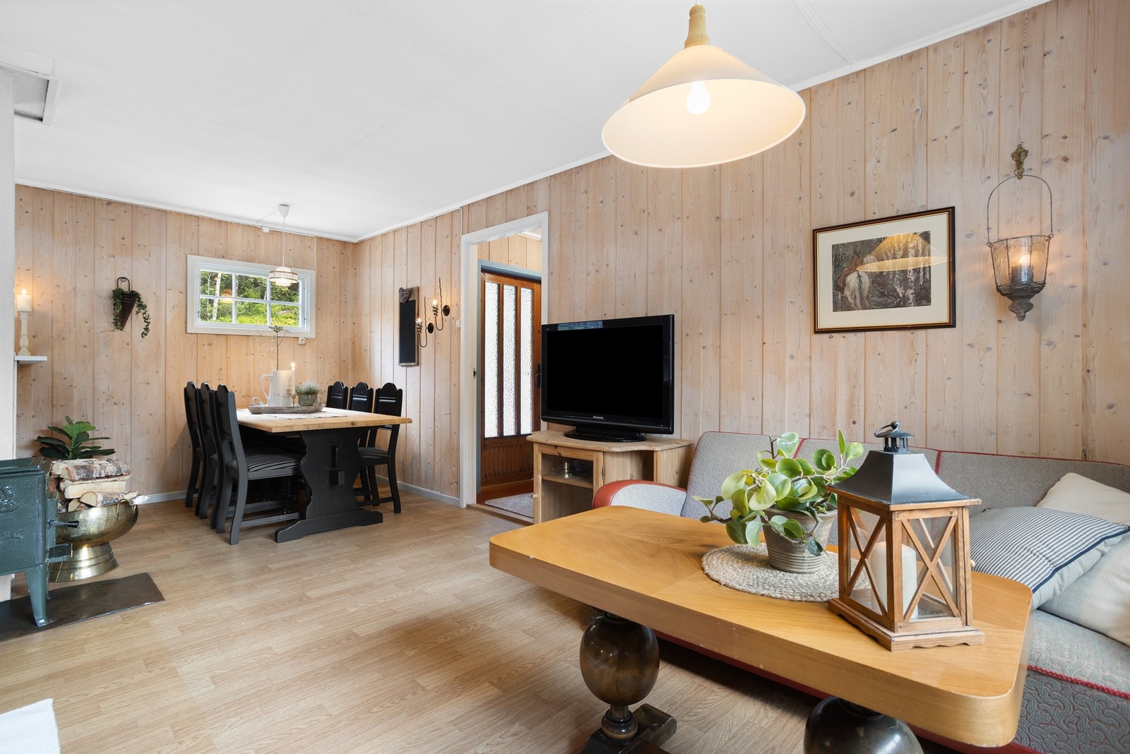 Rommet har vedovn og opplegg til TV Galleribilde