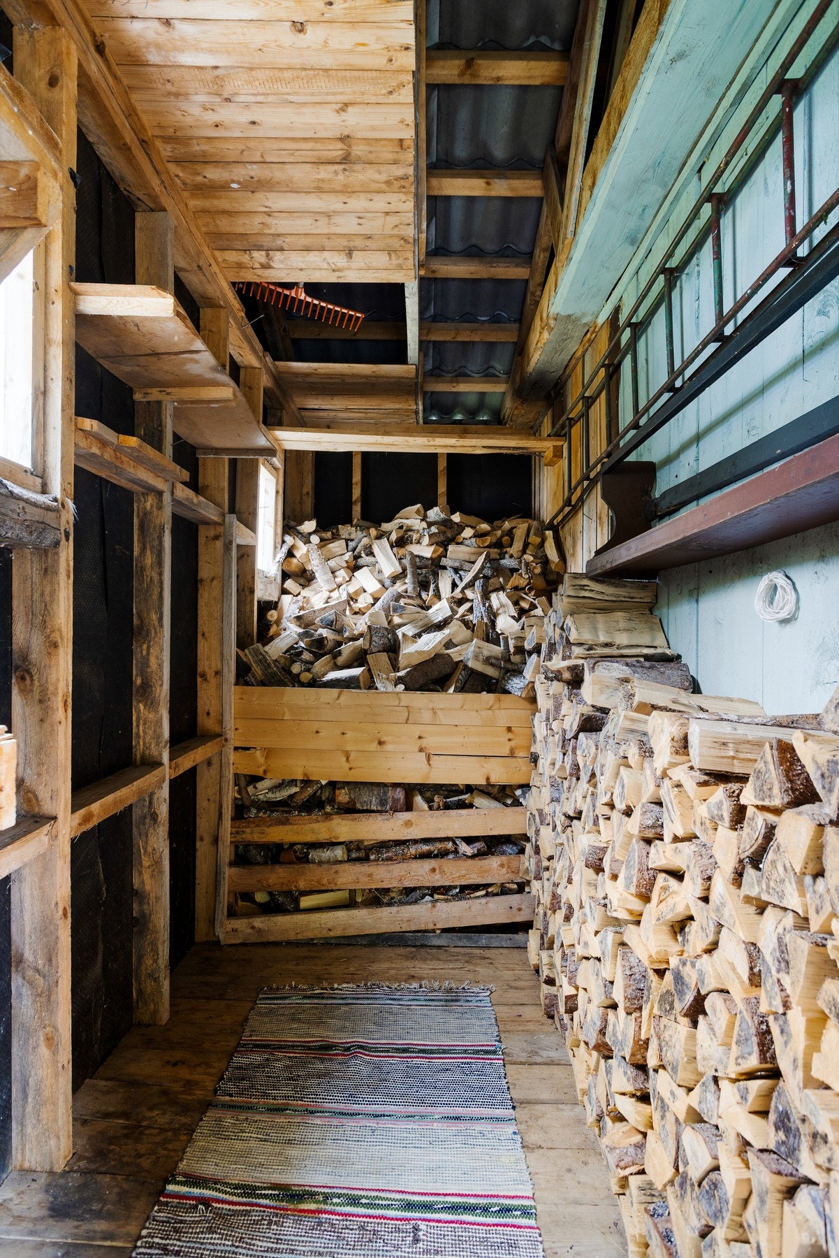 Praktisk vedskjul i tilknytning til inngangspartiet Galleribilde