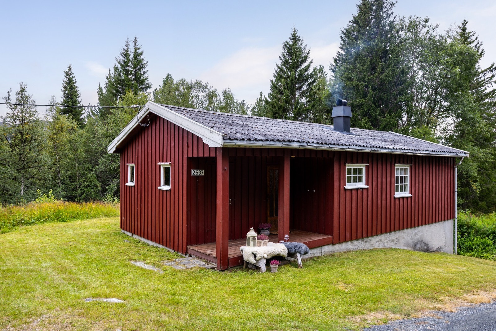 Hytta har innlagt vann, avløp og strøm. Helårs bilvei helt frem og parkering på egen tomt. Galleribilde
