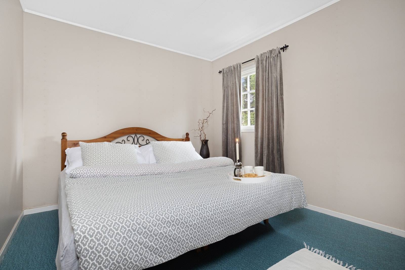 Hovedsoverom innredet med dobbeltseng og doble garderobeskap fra gulv til tak Galleribilde