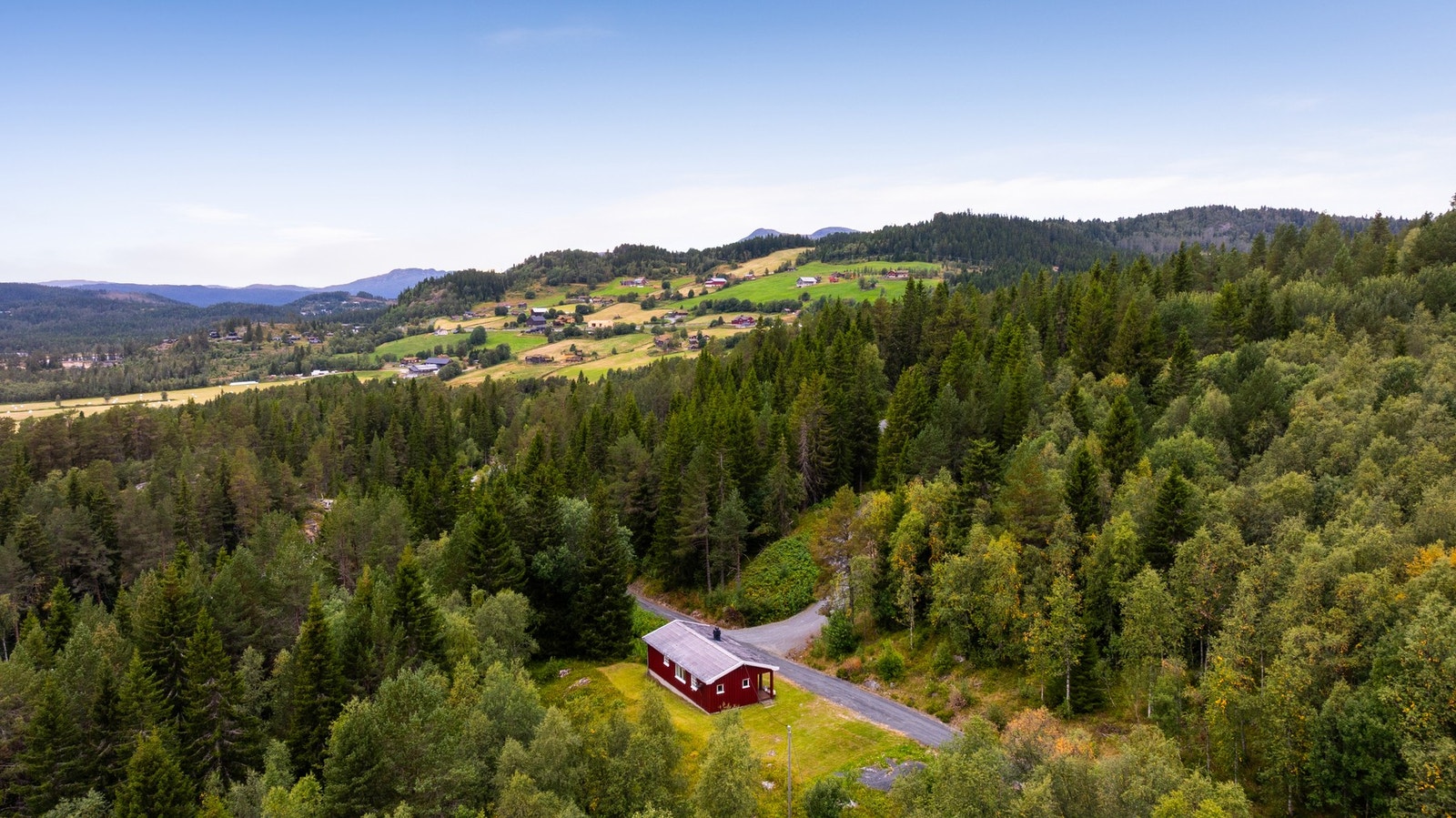 Tomten er selveier tomt på 716 kvm. Ca 600 meter fra hytta ligger Austbø-krysset hvor det er gang-& sykkelvei bort til Austbø-hotell og badestrand. Denne skal videreføres helt til Rauland sentrum på sikt. Galleribilde