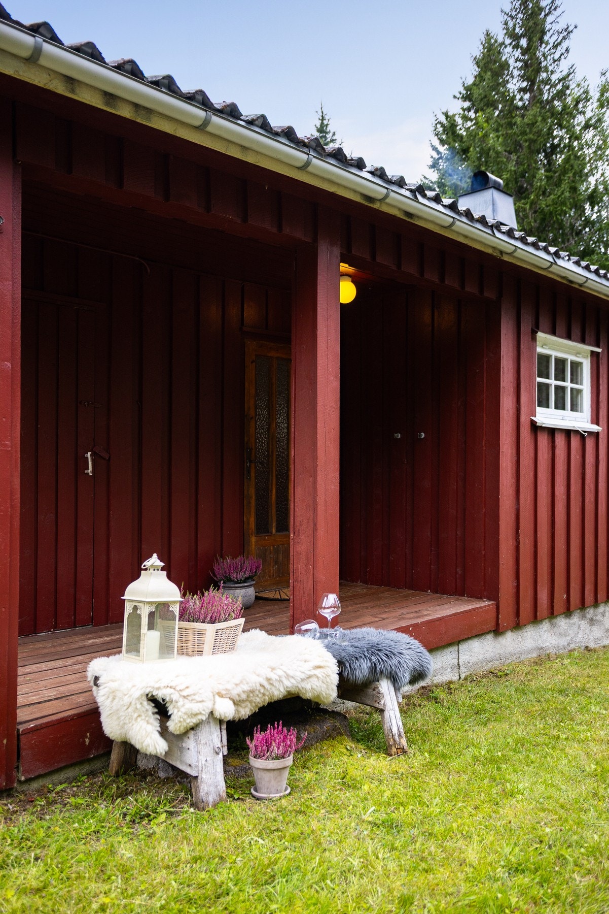 Overbygget inngangsparti med dør inn tilhenholdsvis bod og entré. Her kan man hente ved tørrskodd. Velkommen inn! Galleribilde