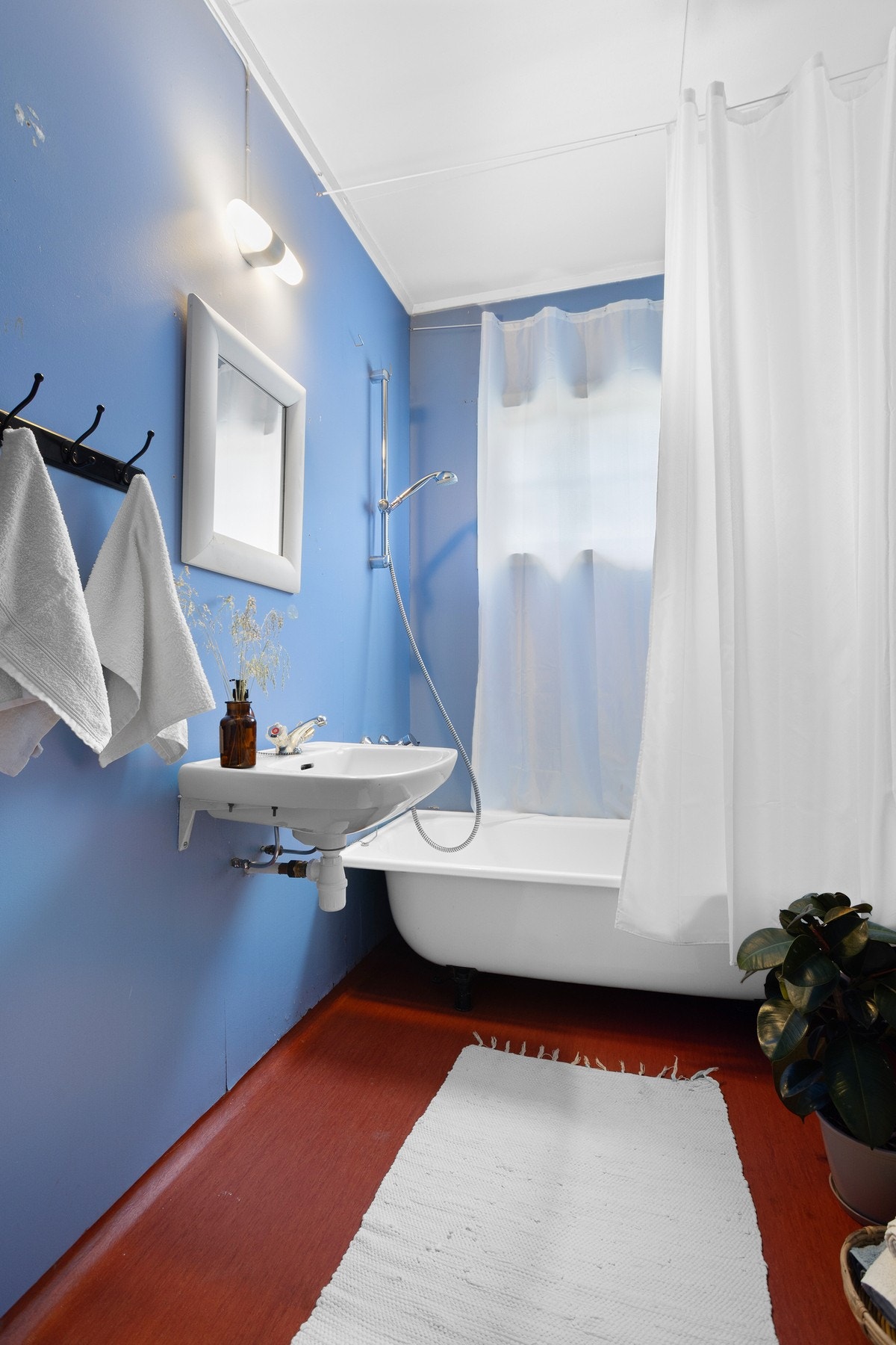 Plater på vegg. Belegg og varmekabler på gulv Galleribilde