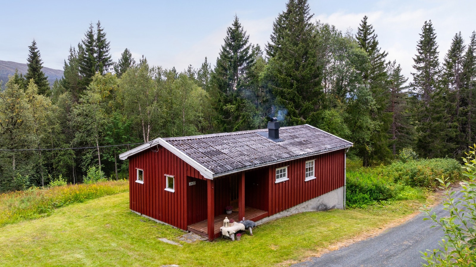 Området rundt hytta oppleves særdeles fredelig og nært med naturen, samtidig som man kun er 5 minutter unna alle fasiliteter Galleribilde