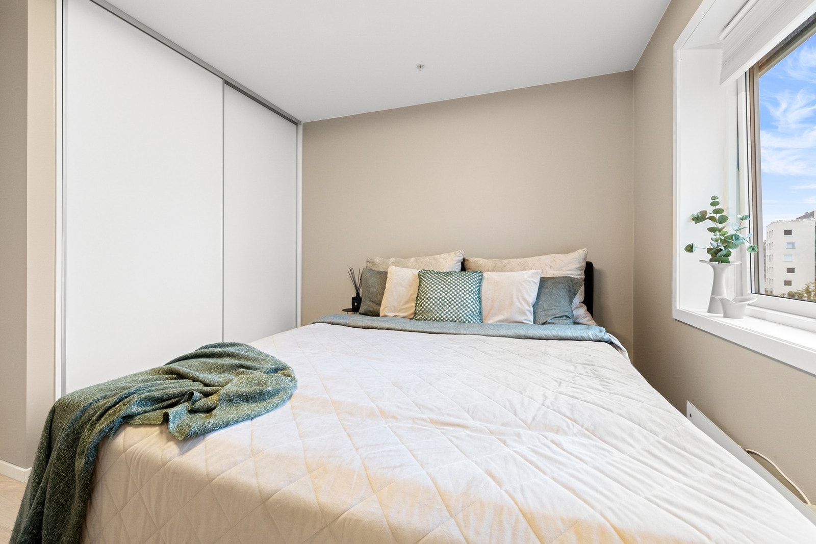 Også her er det lekre garderobeskap som medfølger. Galleribilde