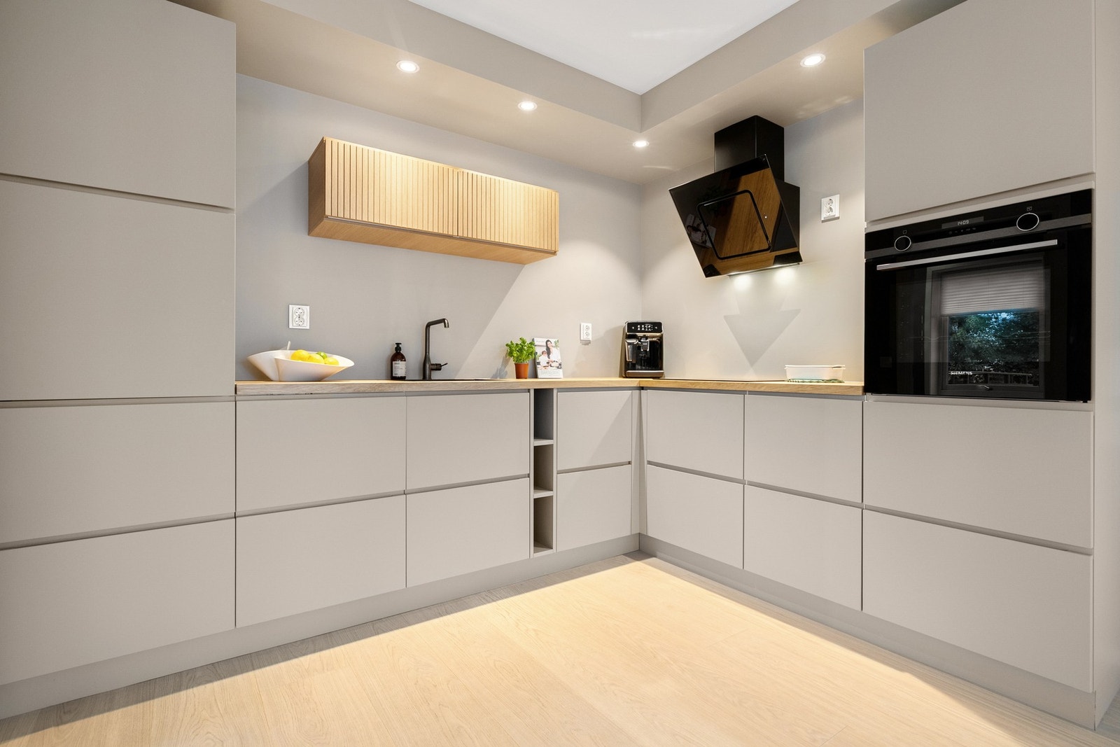 Nytt og eksklusivt kjøkken i 2024 med benkeplate i heltre. Nye kvalitetshvitevarer som medfølger salget. Galleribilde