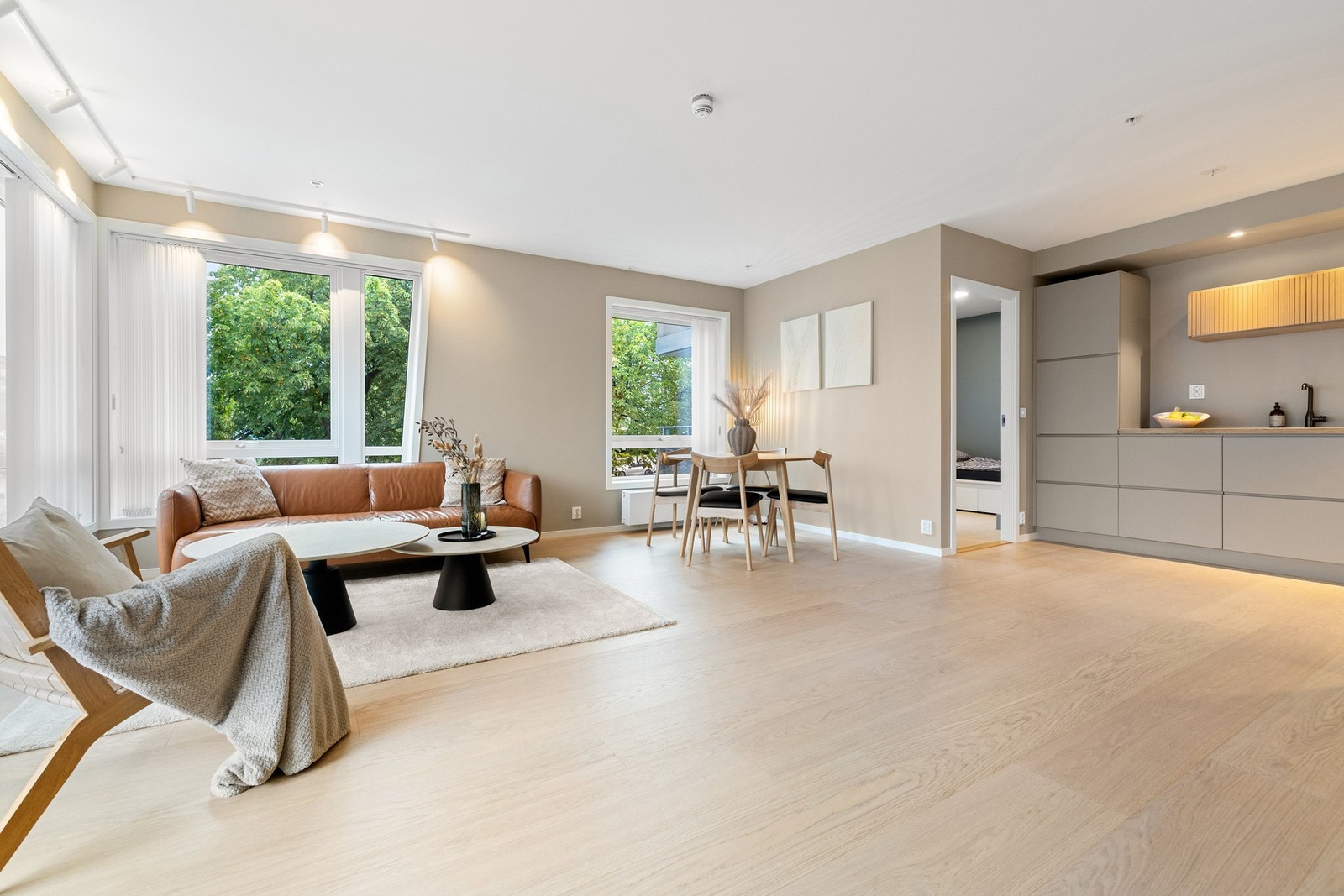 Hjørneleilighet med spesielt fine lysforhold og grønt utsyn. Utvendige screens på alle vestvendte vindusflater. Galleribilde