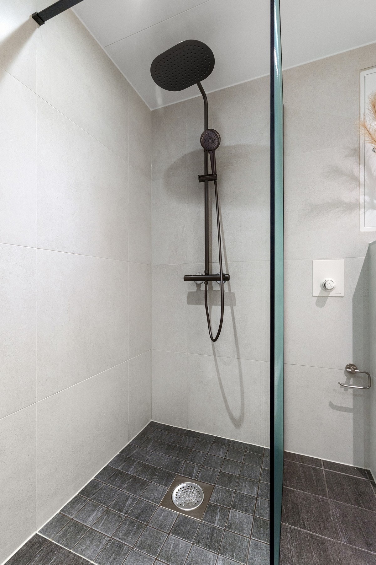 Romslig dusjnisje med ekstra stor waterfall-dusj sørger for komfort i hverdagen. Galleribilde