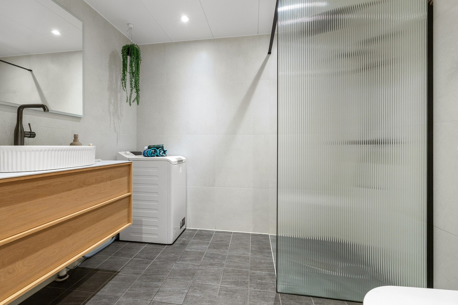 Det er satt inn eksklusiv, rillet dusjvegg i glass i 2024. Galleribilde