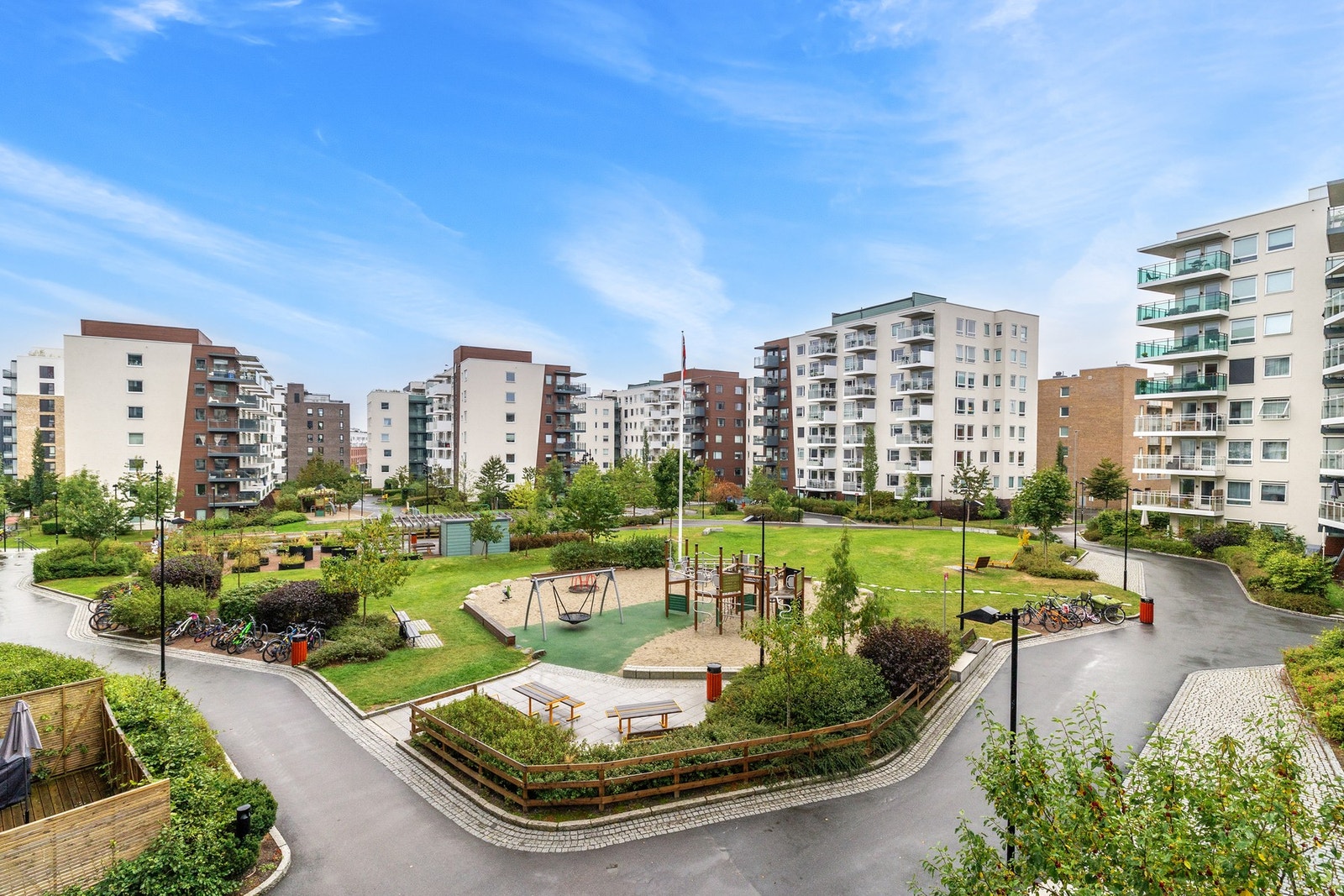 Sameiet har meget flotte, parklignende fellesarealer til disposisjon for beboere. En grønn oase midt i byen! Galleribilde
